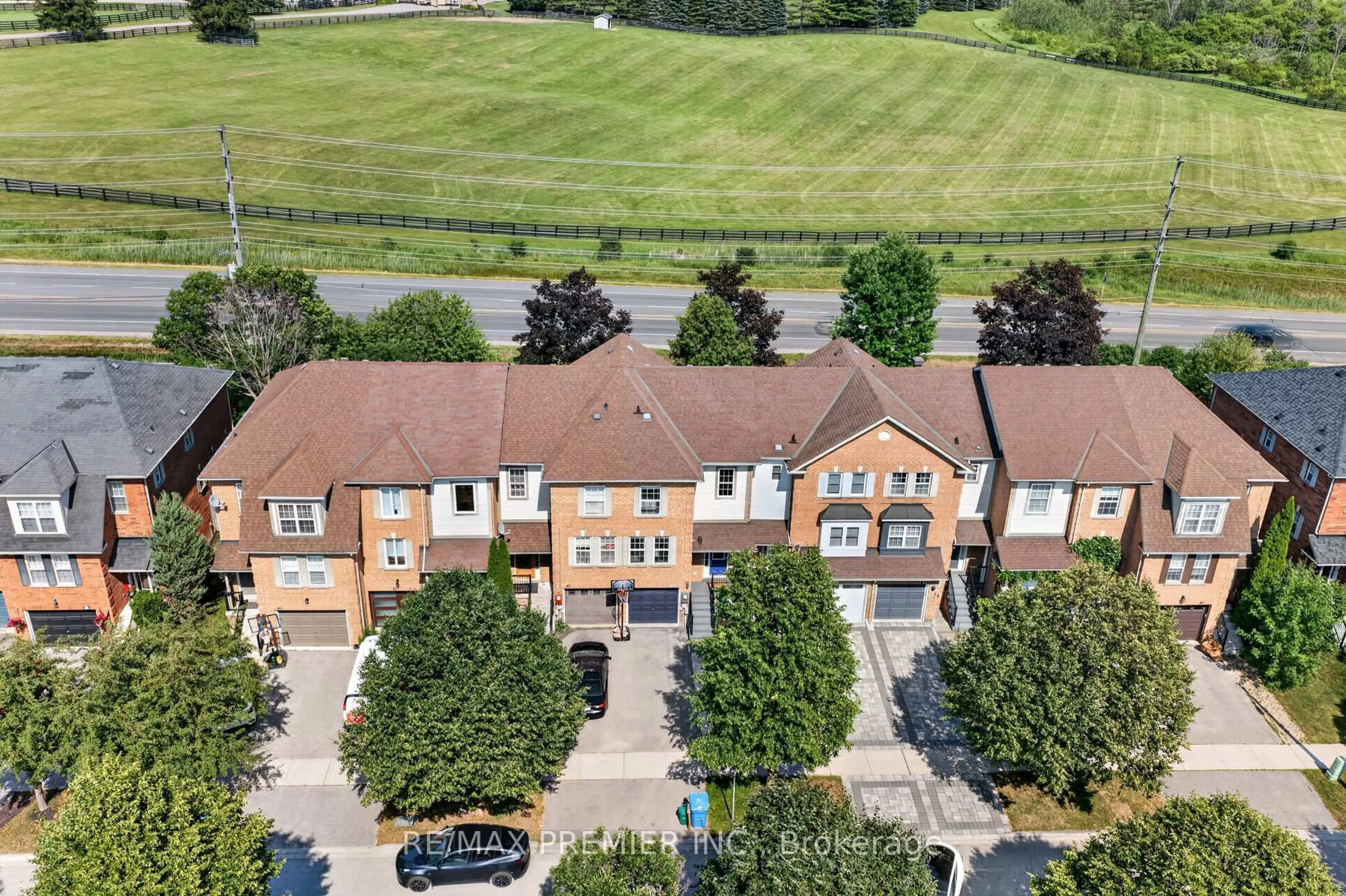 A pic from outside/outdoor area/front of a property/back of a property/a pic from drone, unknown for 47 Milloy Pl, Aurora Ontario L4G 7L2