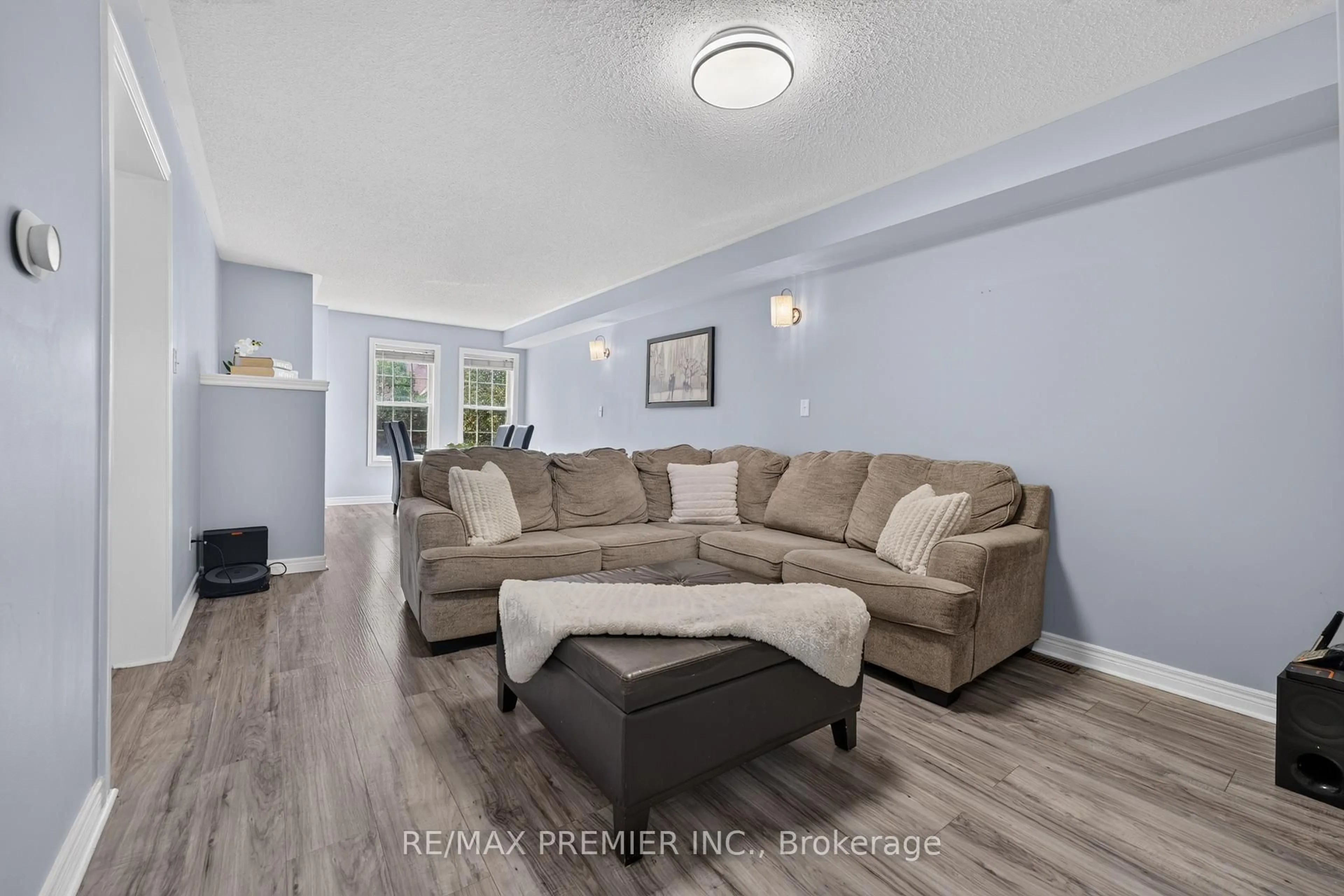 Living room with furniture, unknown for 47 Milloy Pl, Aurora Ontario L4G 7L2