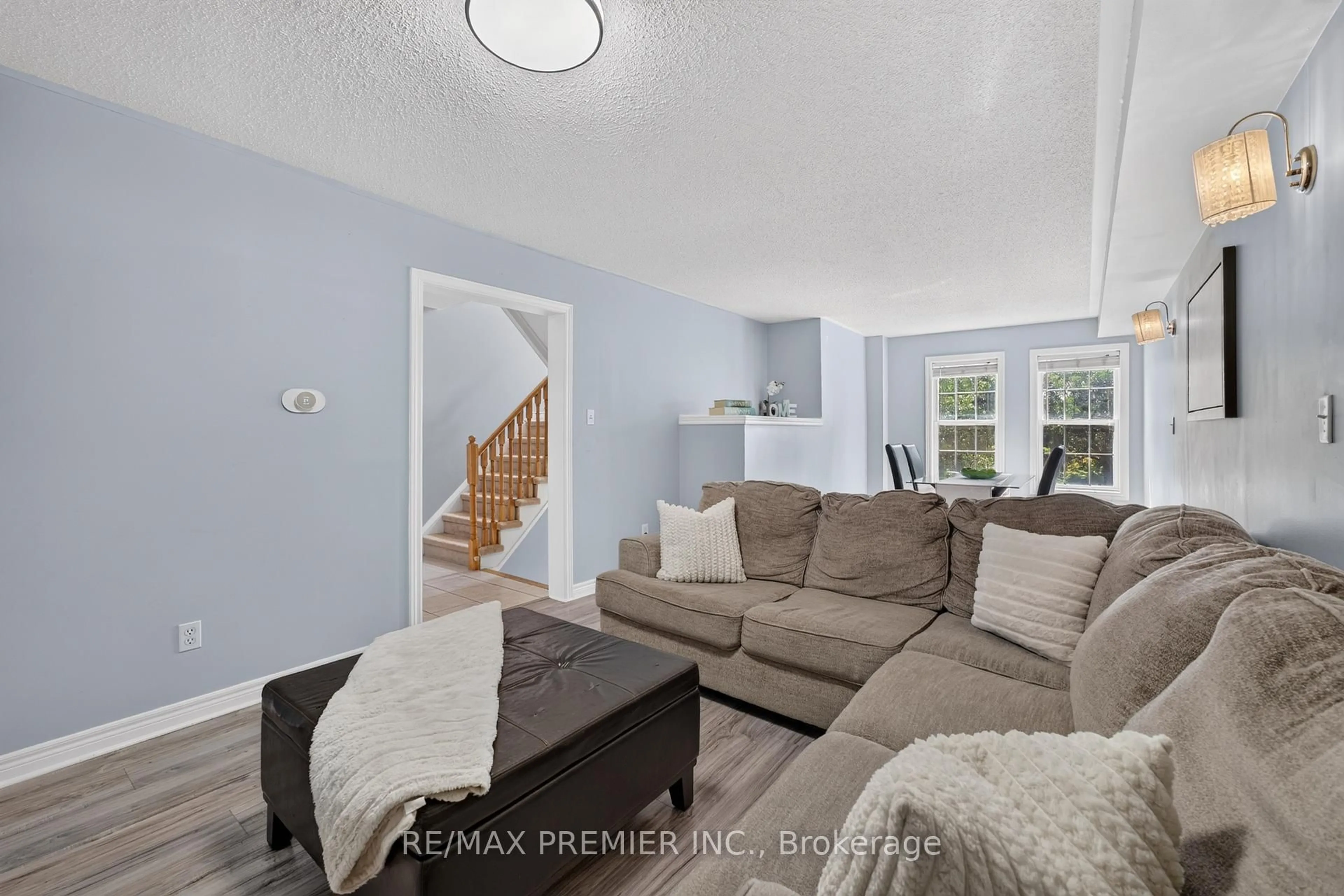 Living room with furniture, unknown for 47 Milloy Pl, Aurora Ontario L4G 7L2