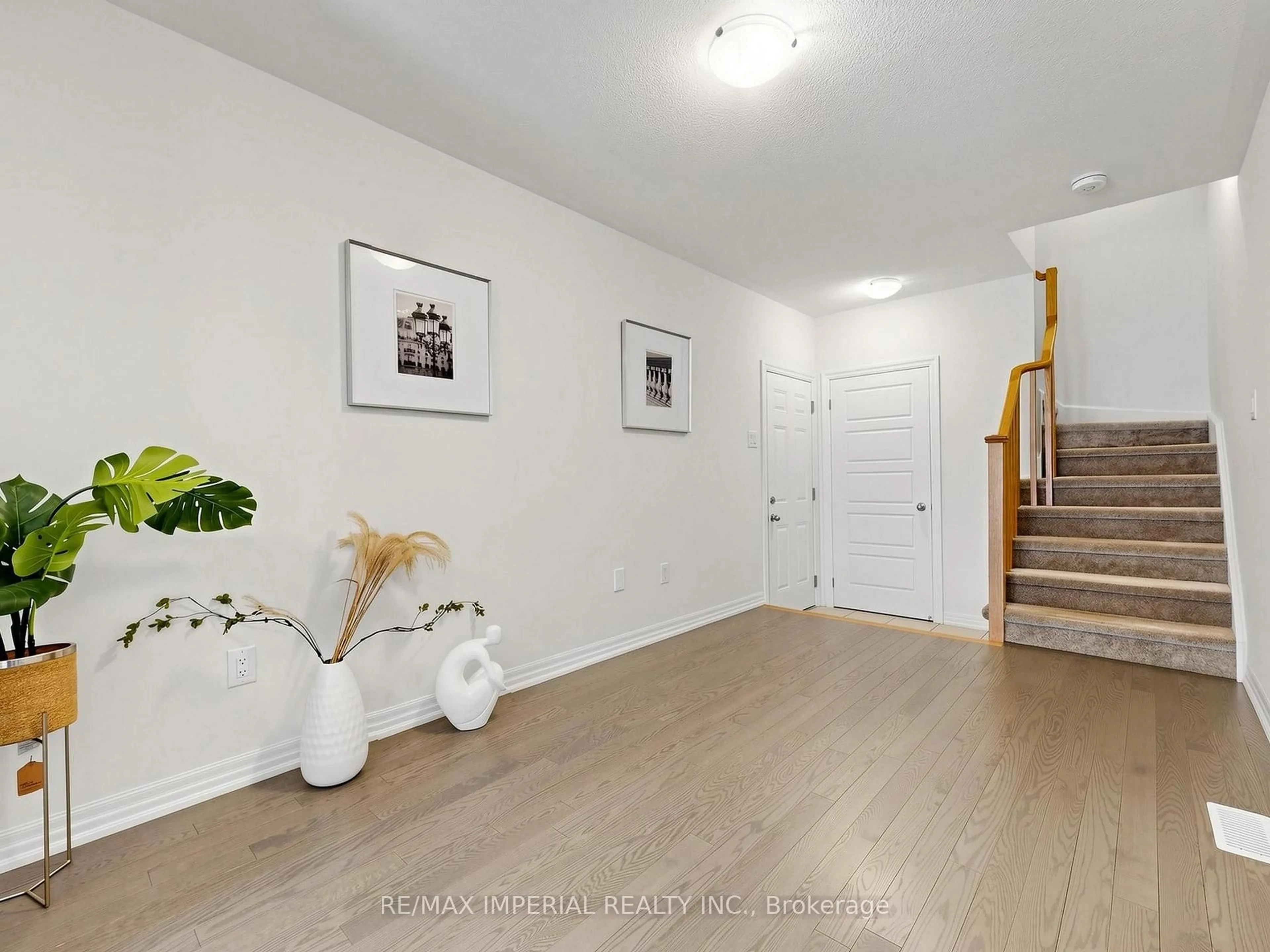 Indoor entryway for 108 Bravo Lane, Newmarket Ontario L3X 0L3