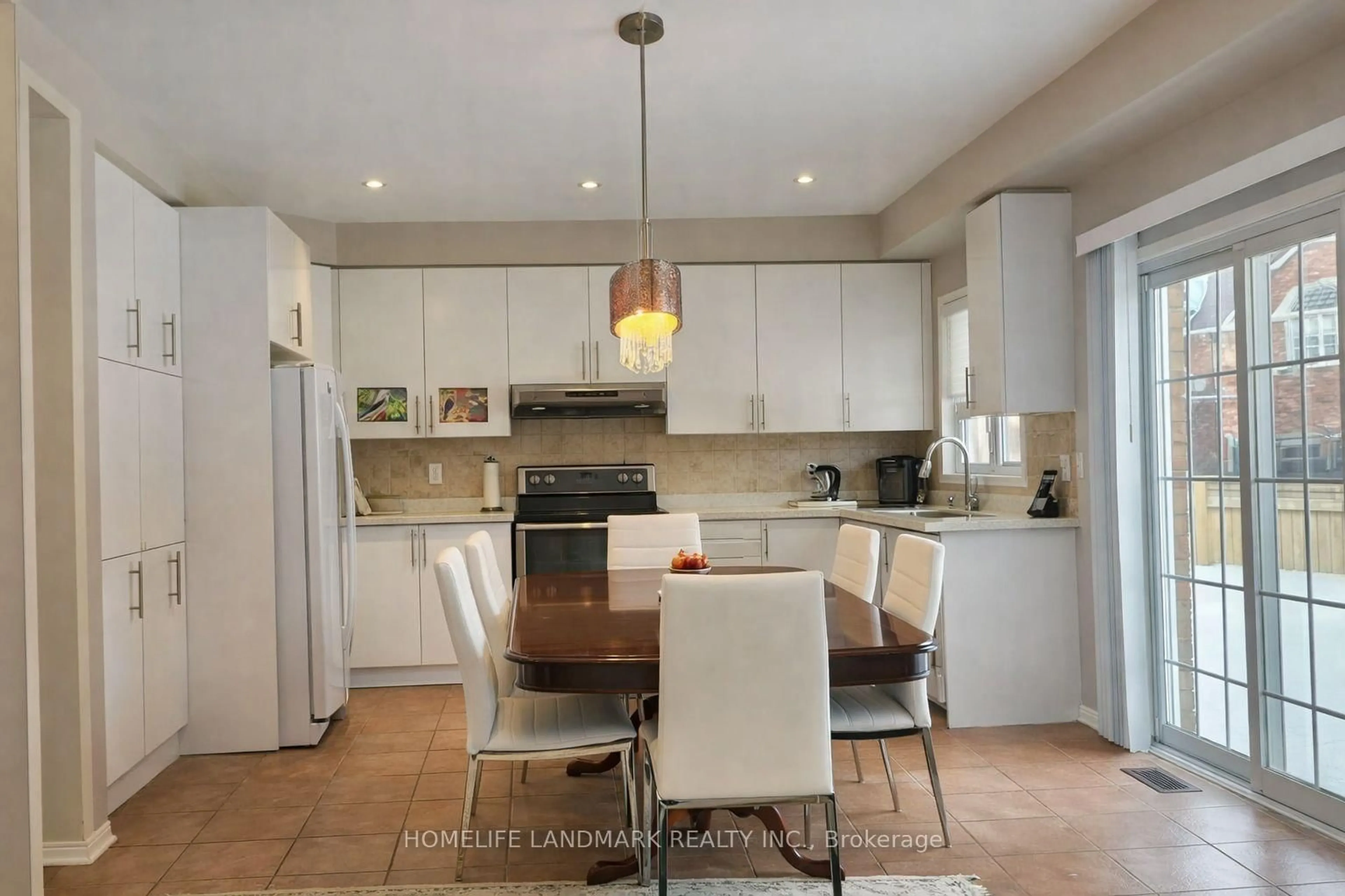 Open concept kitchen, unknown for 152 Mavrinac Blvd, Aurora Ontario L4G 0G6
