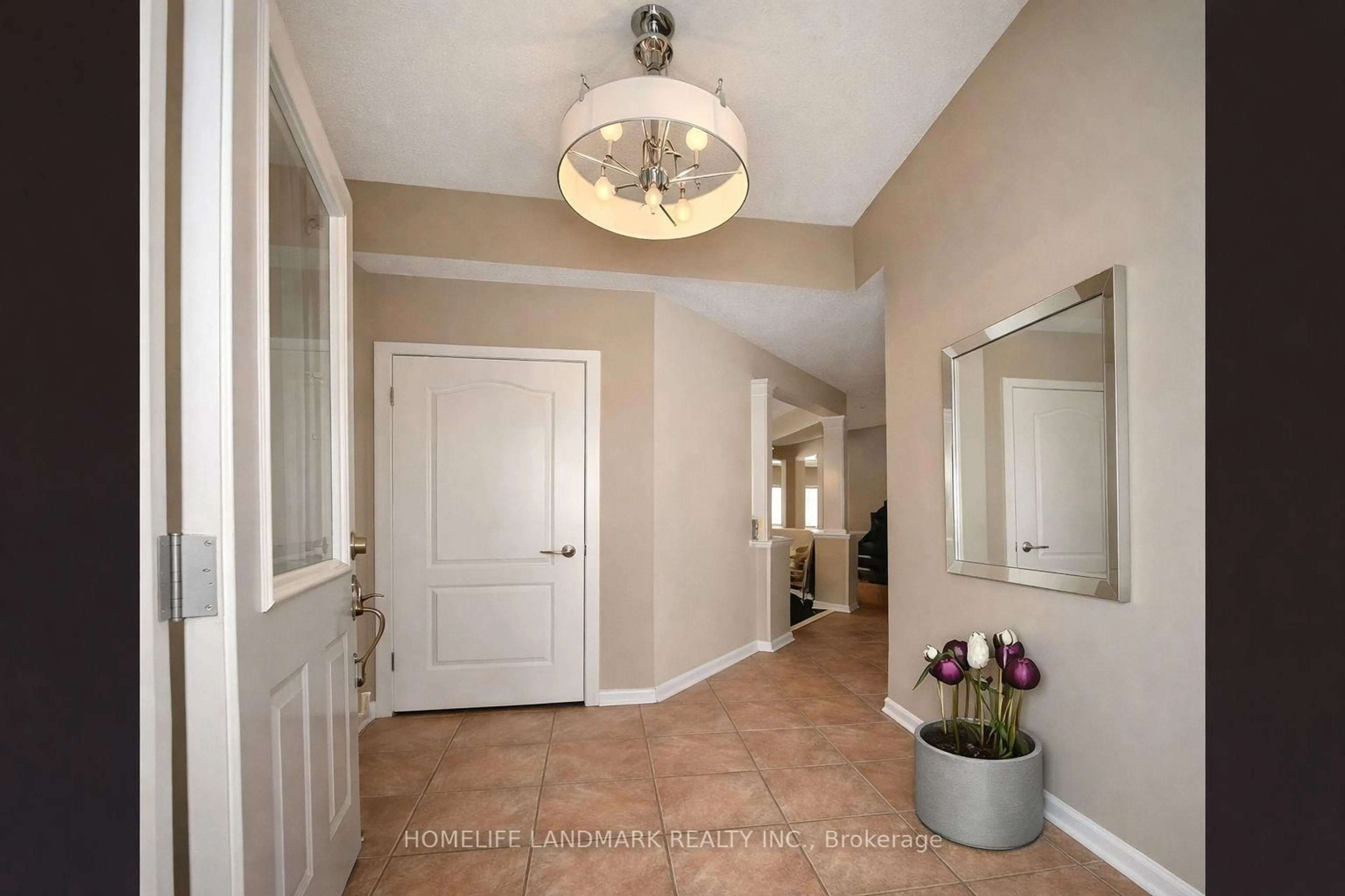 Indoor entryway for 152 Mavrinac Blvd, Aurora Ontario L4G 0G6