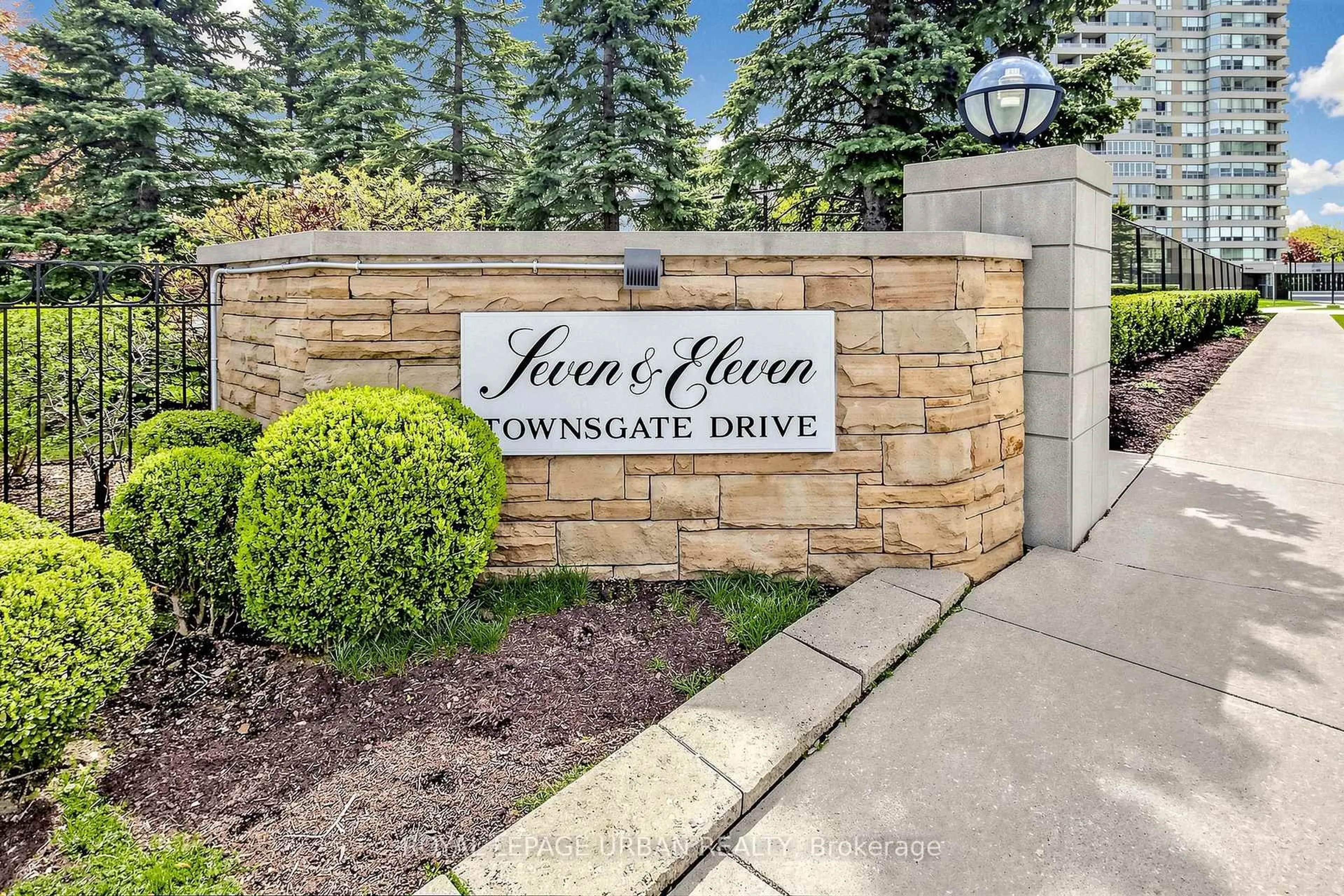 Indoor foyer for 11 Townsgate Dr #110, Vaughan Ontario L4J 8G4