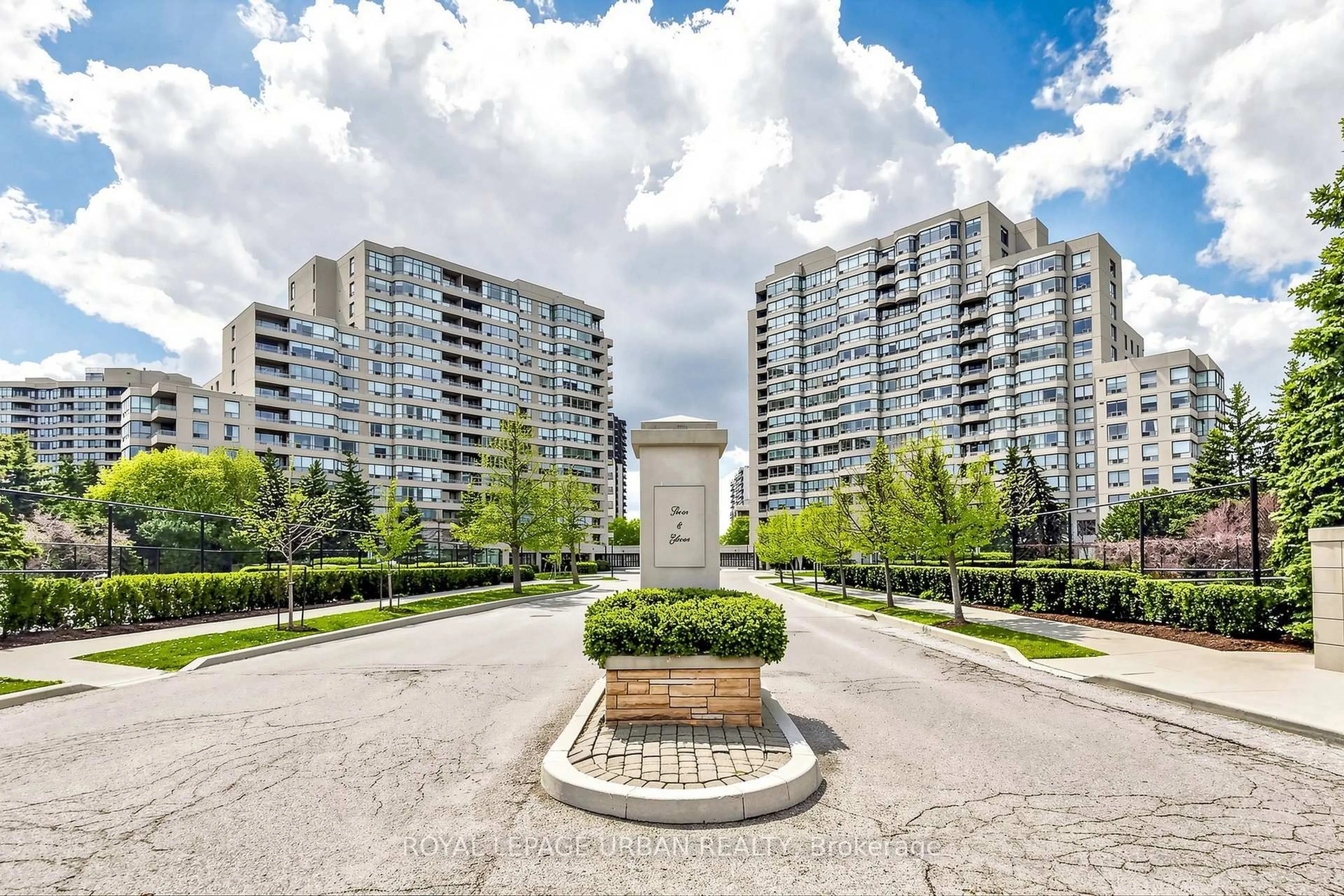 Patio, street for 11 Townsgate Dr #110, Vaughan Ontario L4J 8G4