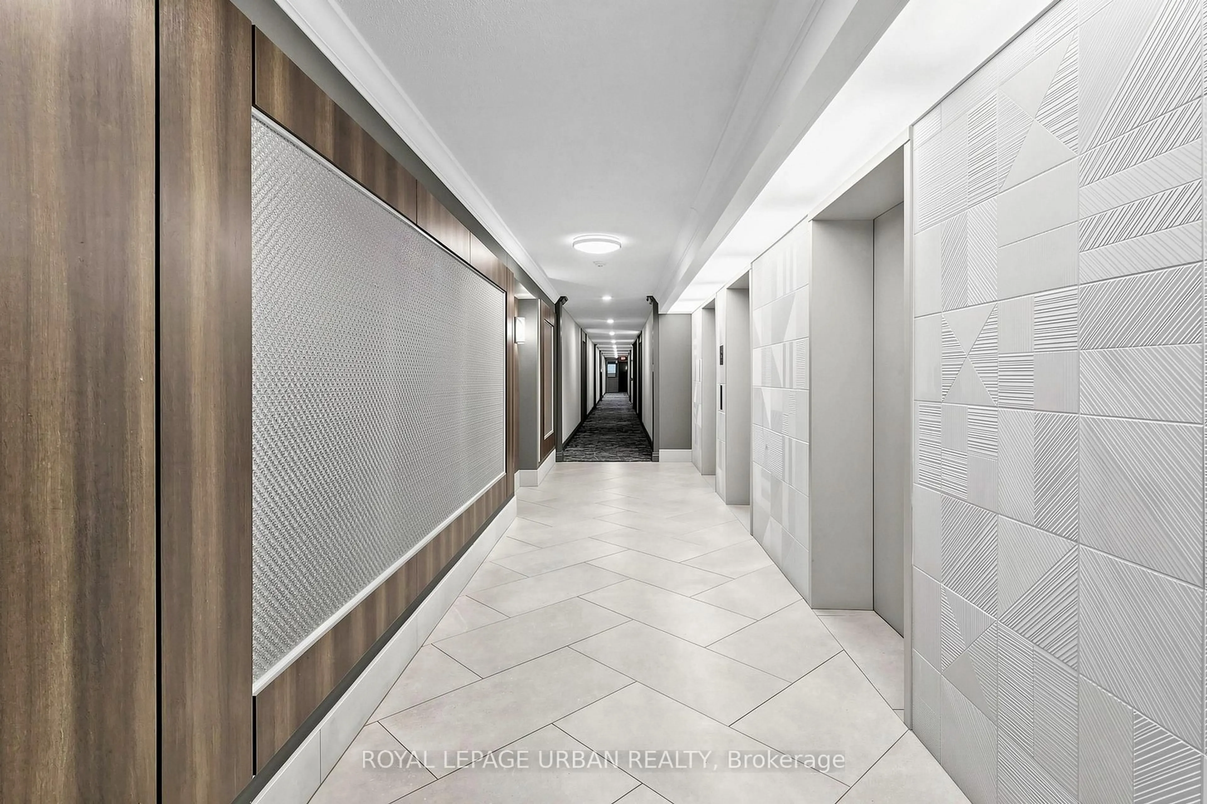 Indoor foyer for 11 Townsgate Dr #110, Vaughan Ontario L4J 8G4