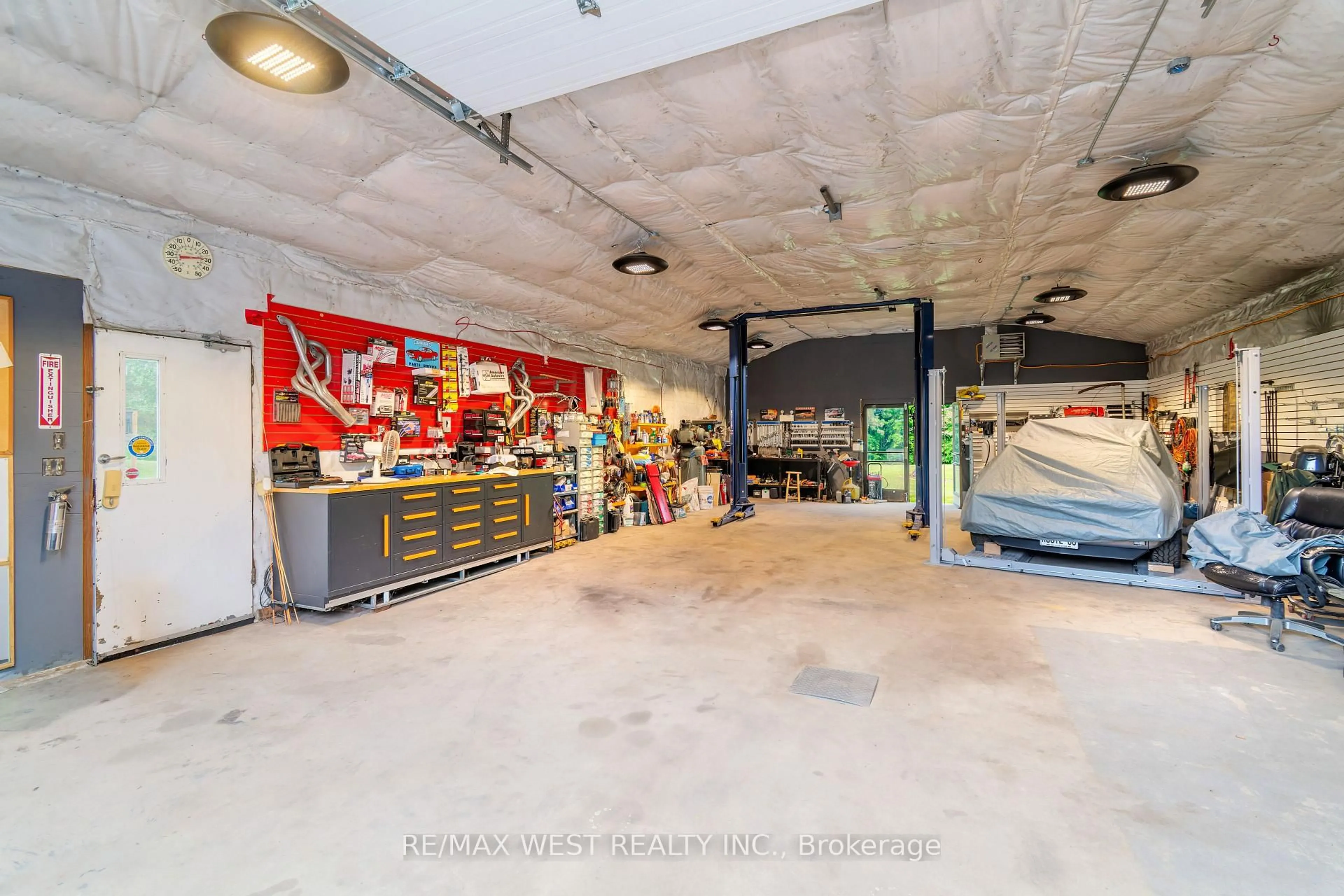 Indoor garage for 7324 Highway 9 Rd, New Tecumseth Ontario L0G 1T0
