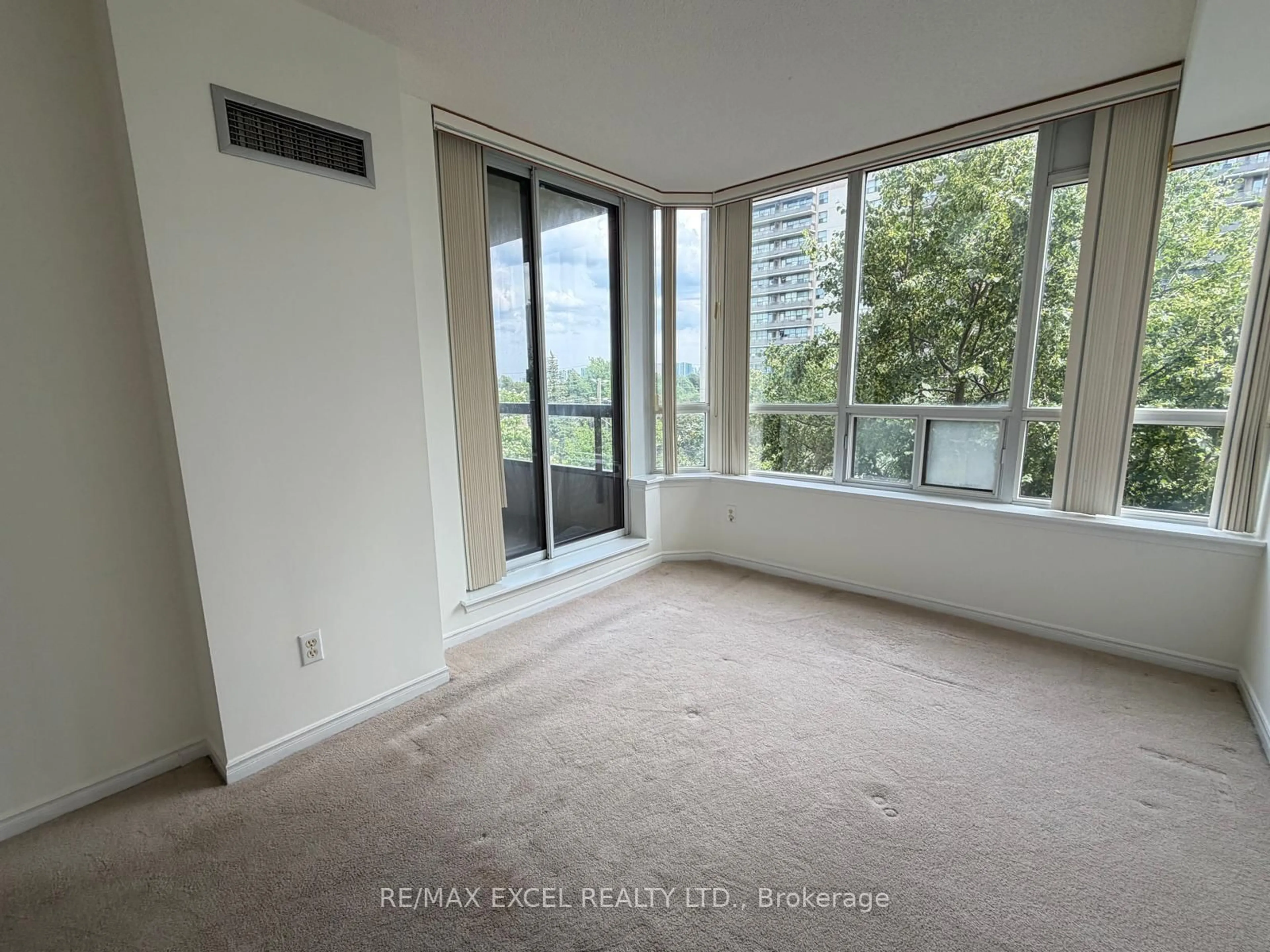 A pic of a room for 91 Townsgate Dr #507, Vaughan Ontario L4J 8E8