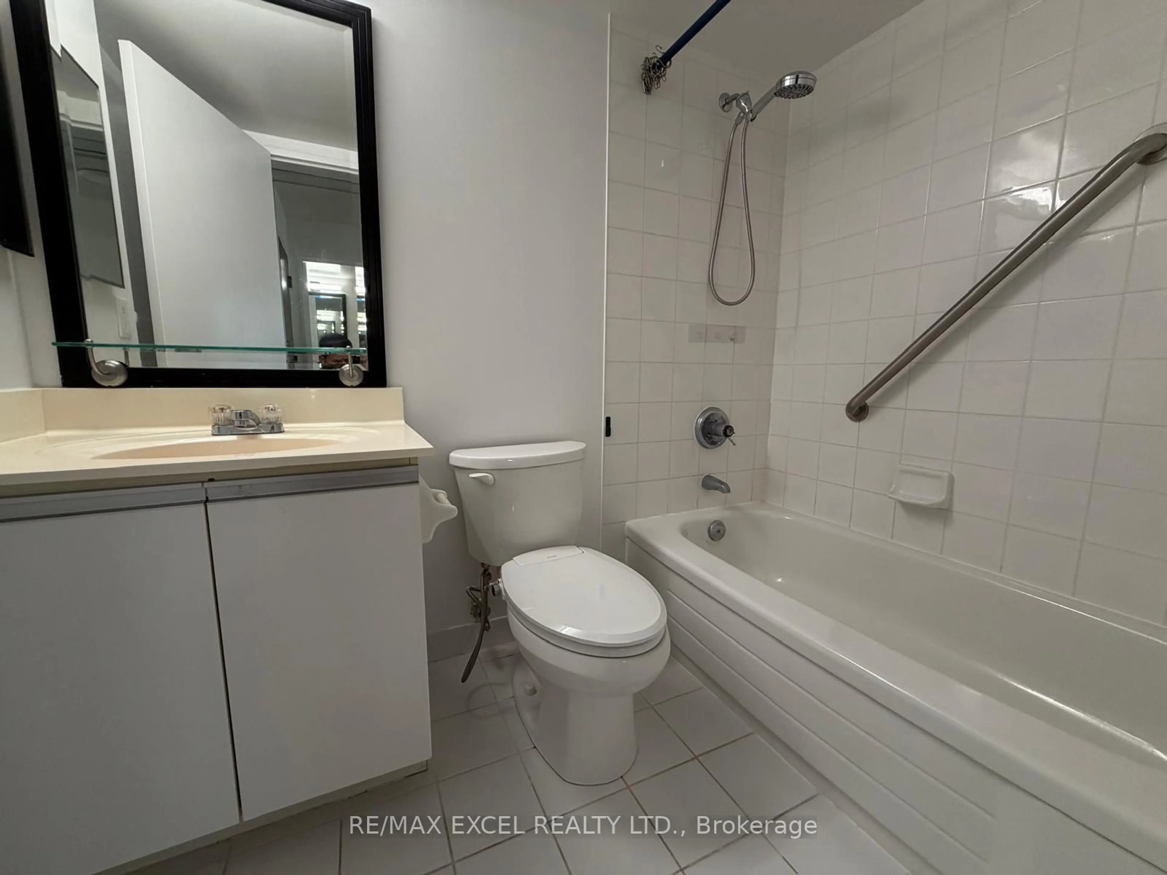 Standard bathroom, unknown for 91 Townsgate Dr #507, Vaughan Ontario L4J 8E8