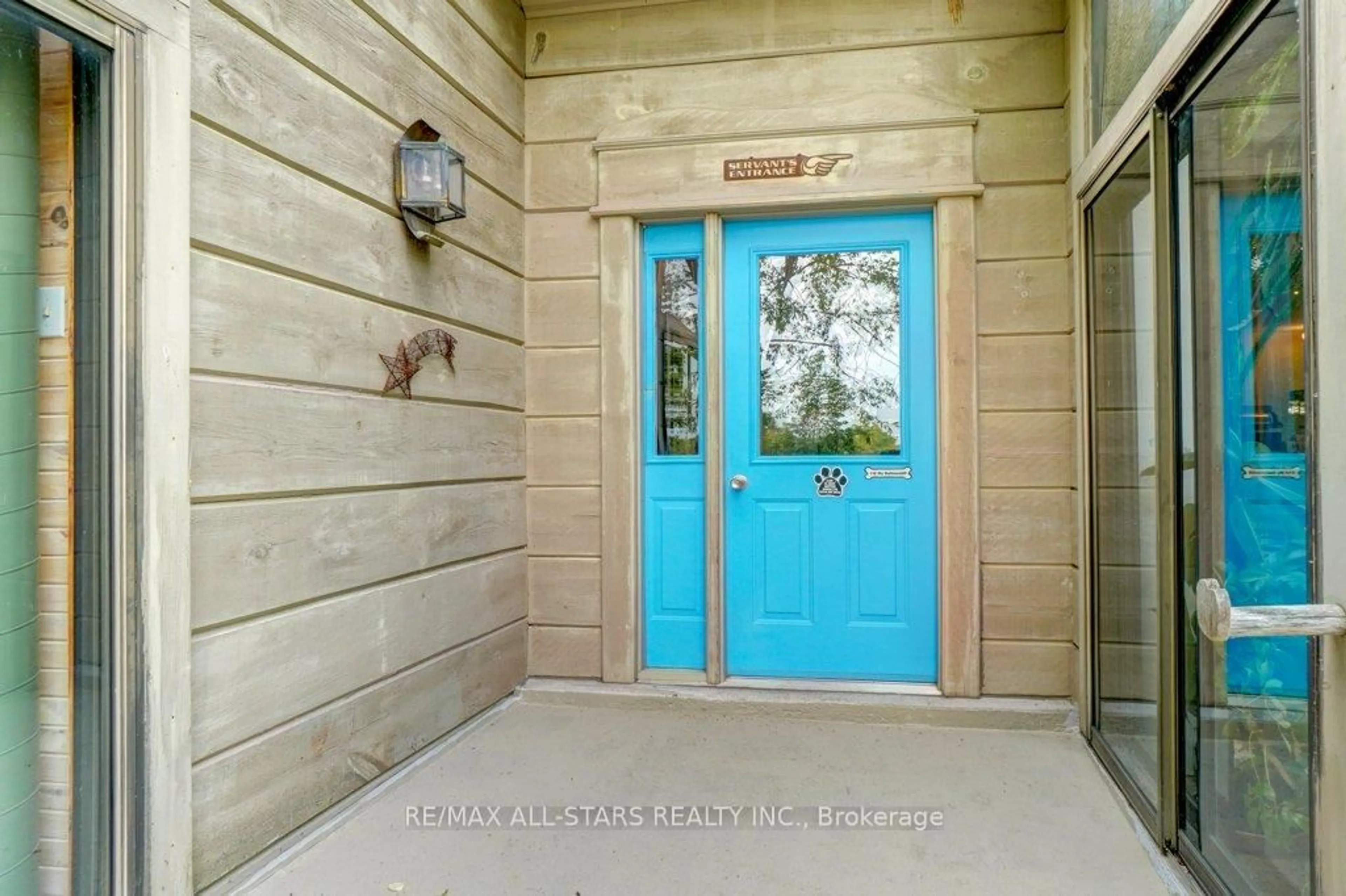 Indoor entryway for 9388 Ravenshoe Rd, Georgina Ontario L9P 1R2