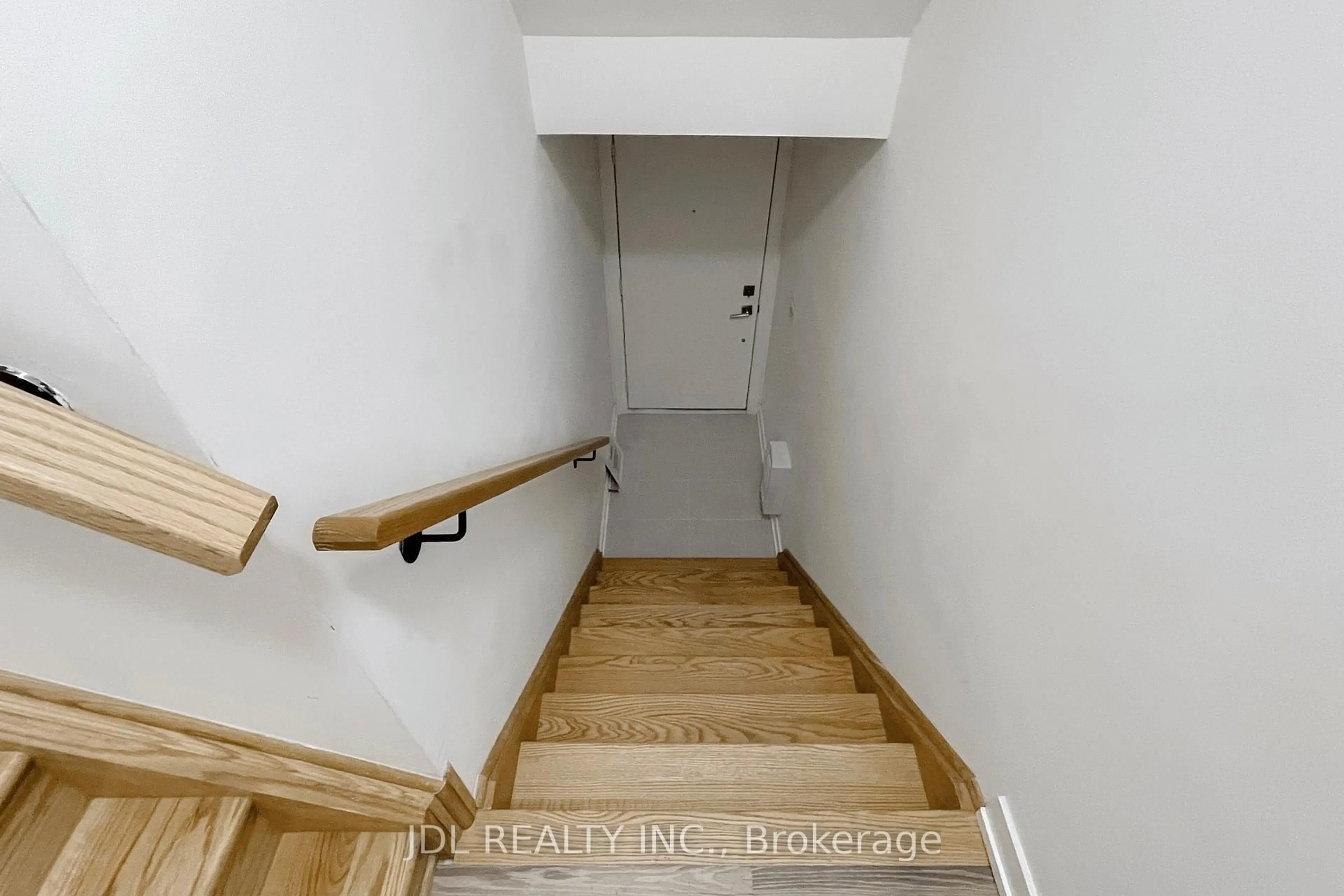 Stairs for 370 Red Maple Rd #112, Richmond Hill Ontario L4C 5T4