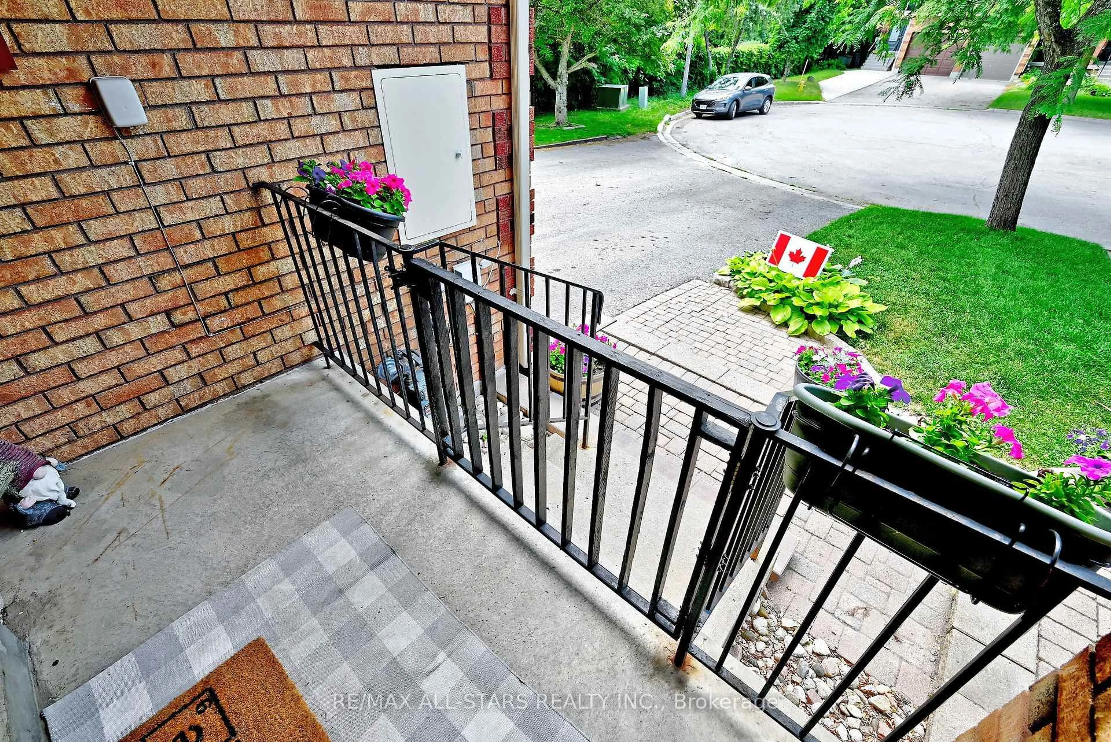Patio, street for 9 Opal Crt, Whitchurch-Stouffville Ontario L4A 8C2