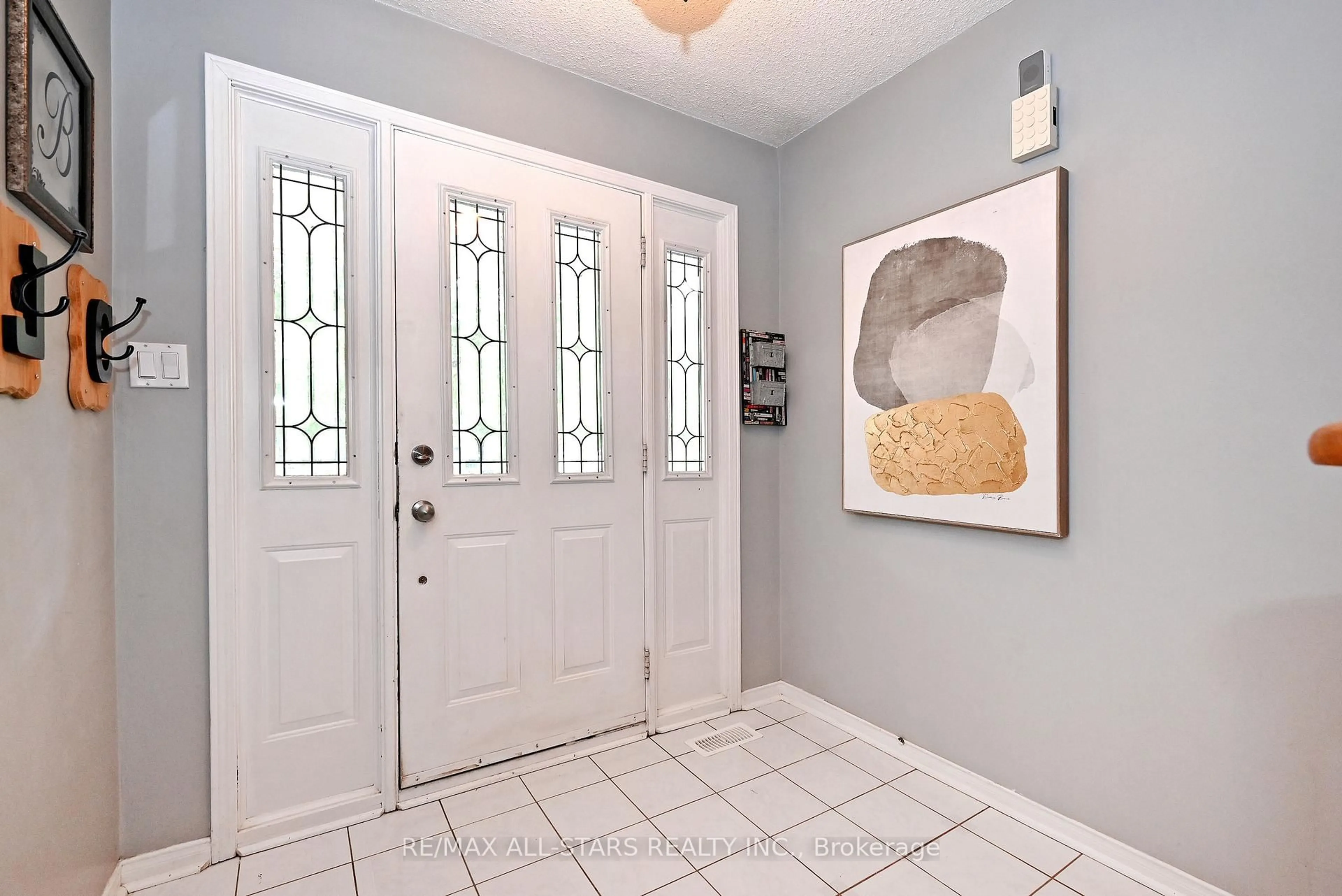 Indoor entryway for 9 Opal Crt, Whitchurch-Stouffville Ontario L4A 8C2