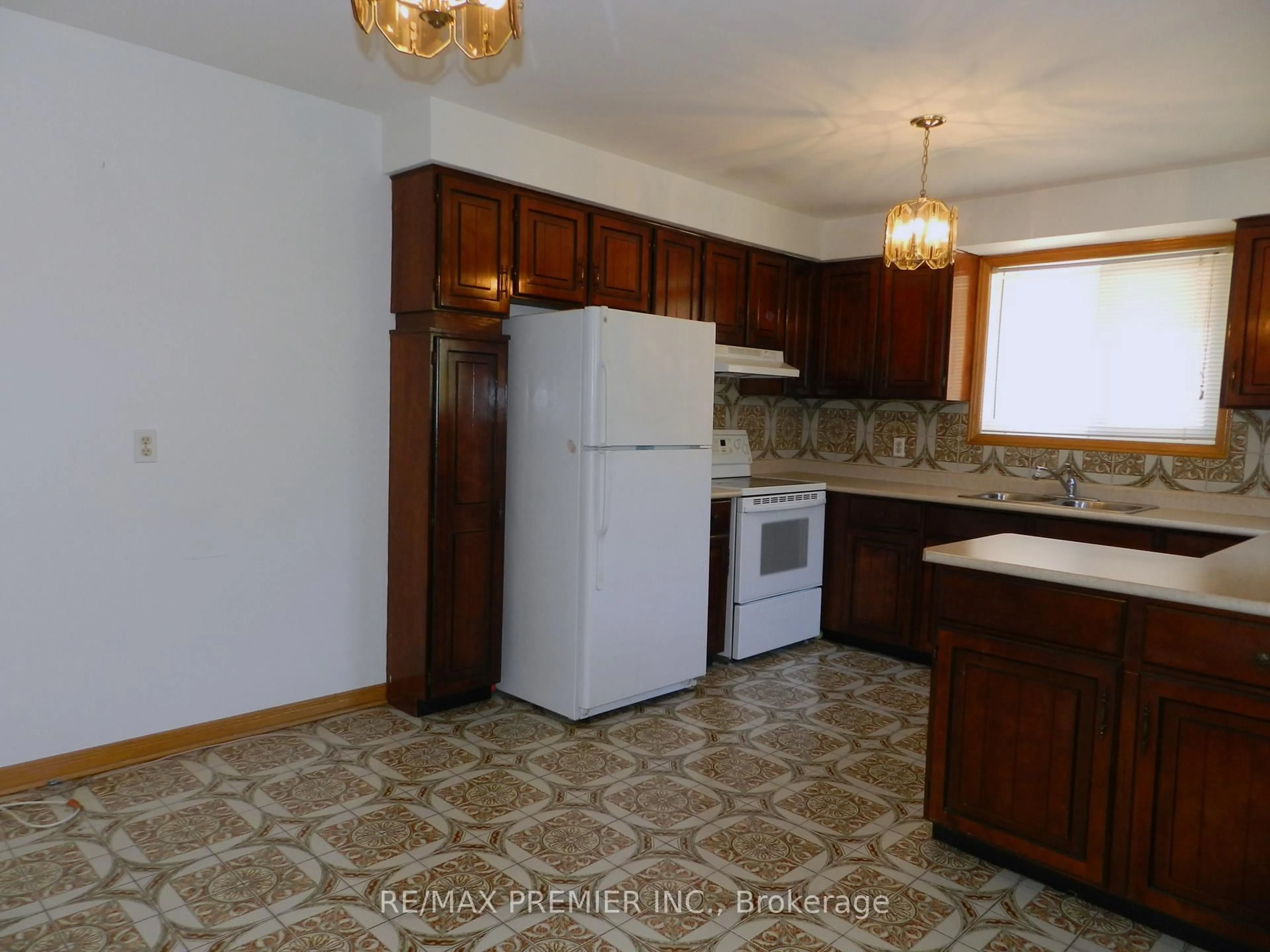 Standard kitchen, ceramic/tile floor for 36 Willis Rd, Vaughan Ontario L4L 2S2