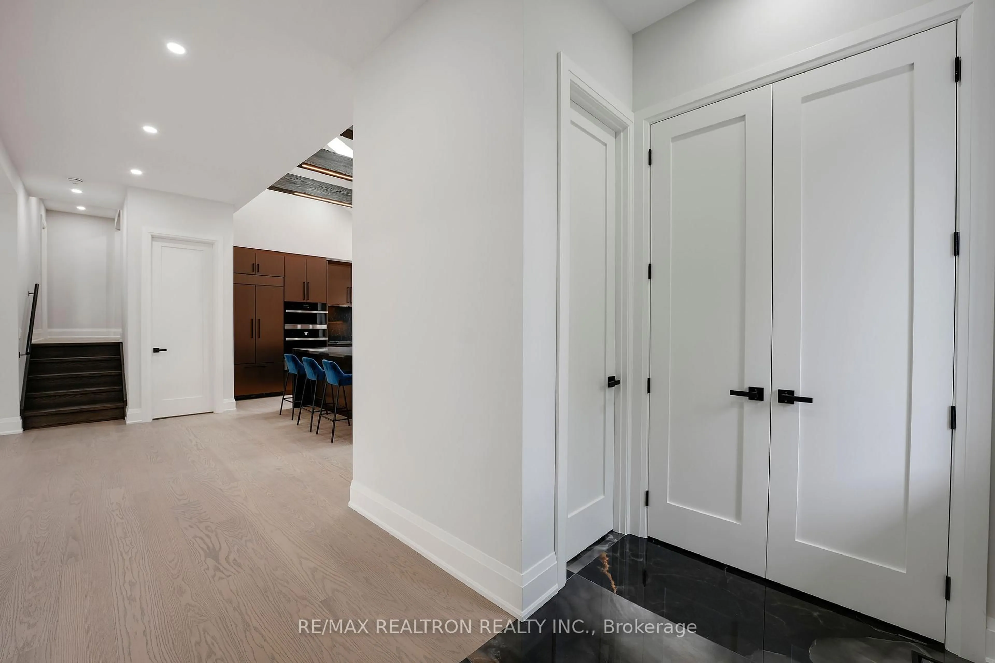 Unknown for 105 Murray Dr, Aurora Ontario L4G 2C4