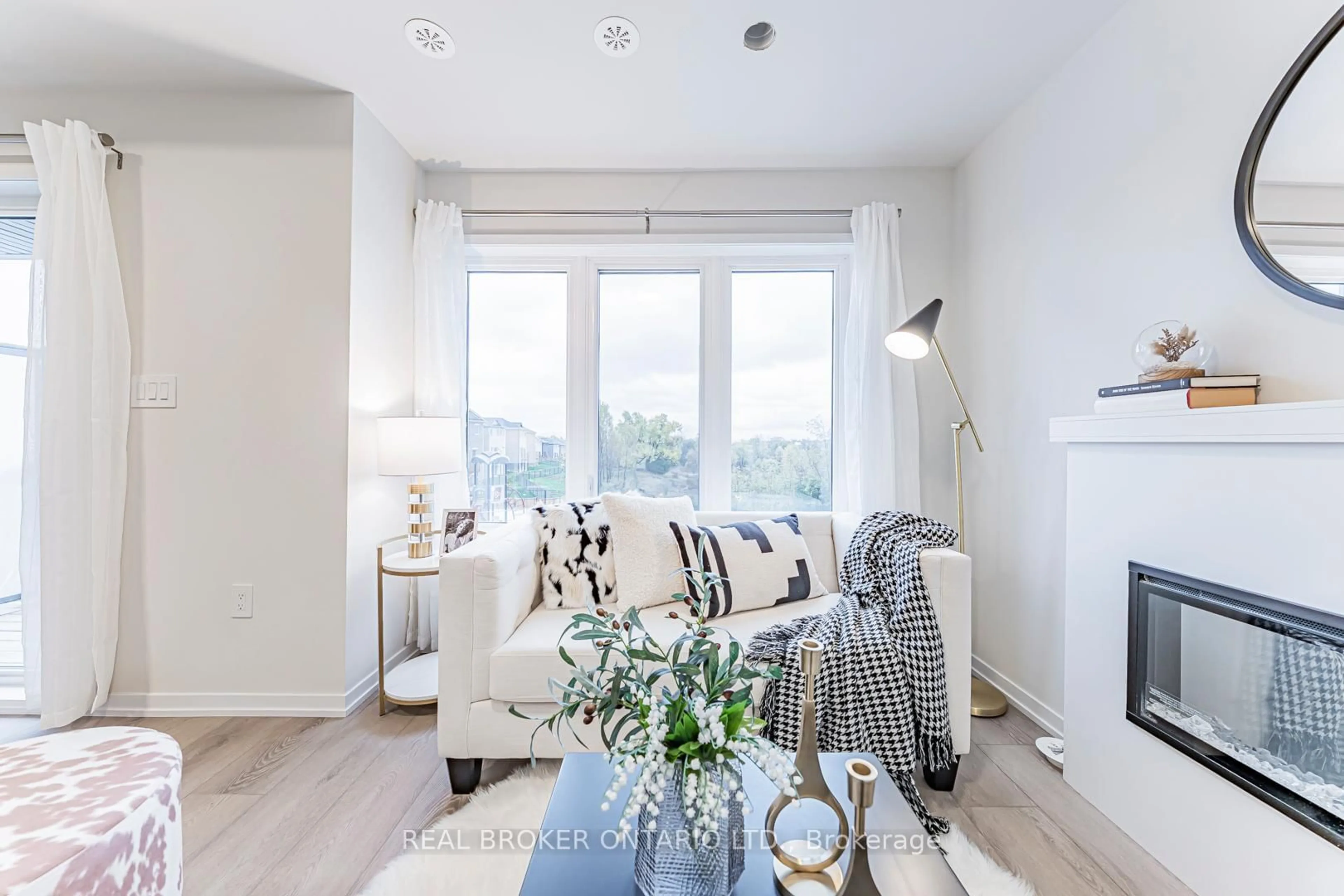 Living room with furniture, unknown for 152 Matawin Lane, Richmond Hill Ontario L4B 0H8