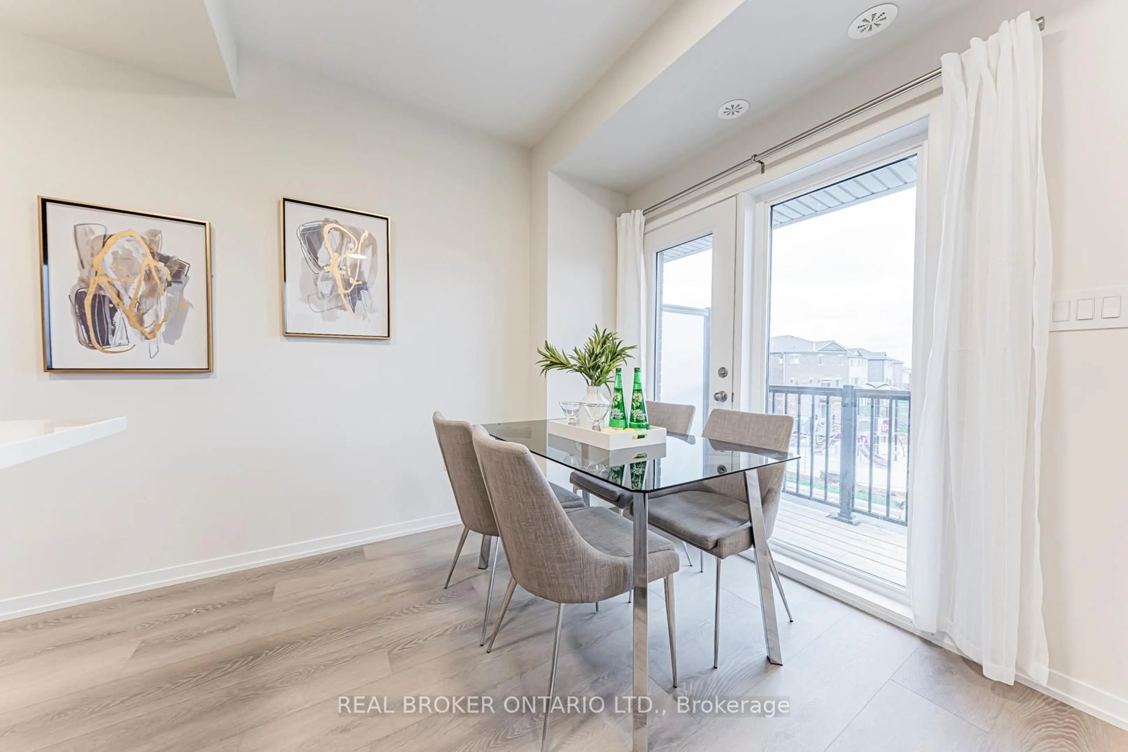 Dining room, wood/laminate floor for 152 Matawin Lane, Richmond Hill Ontario L4B 0H8