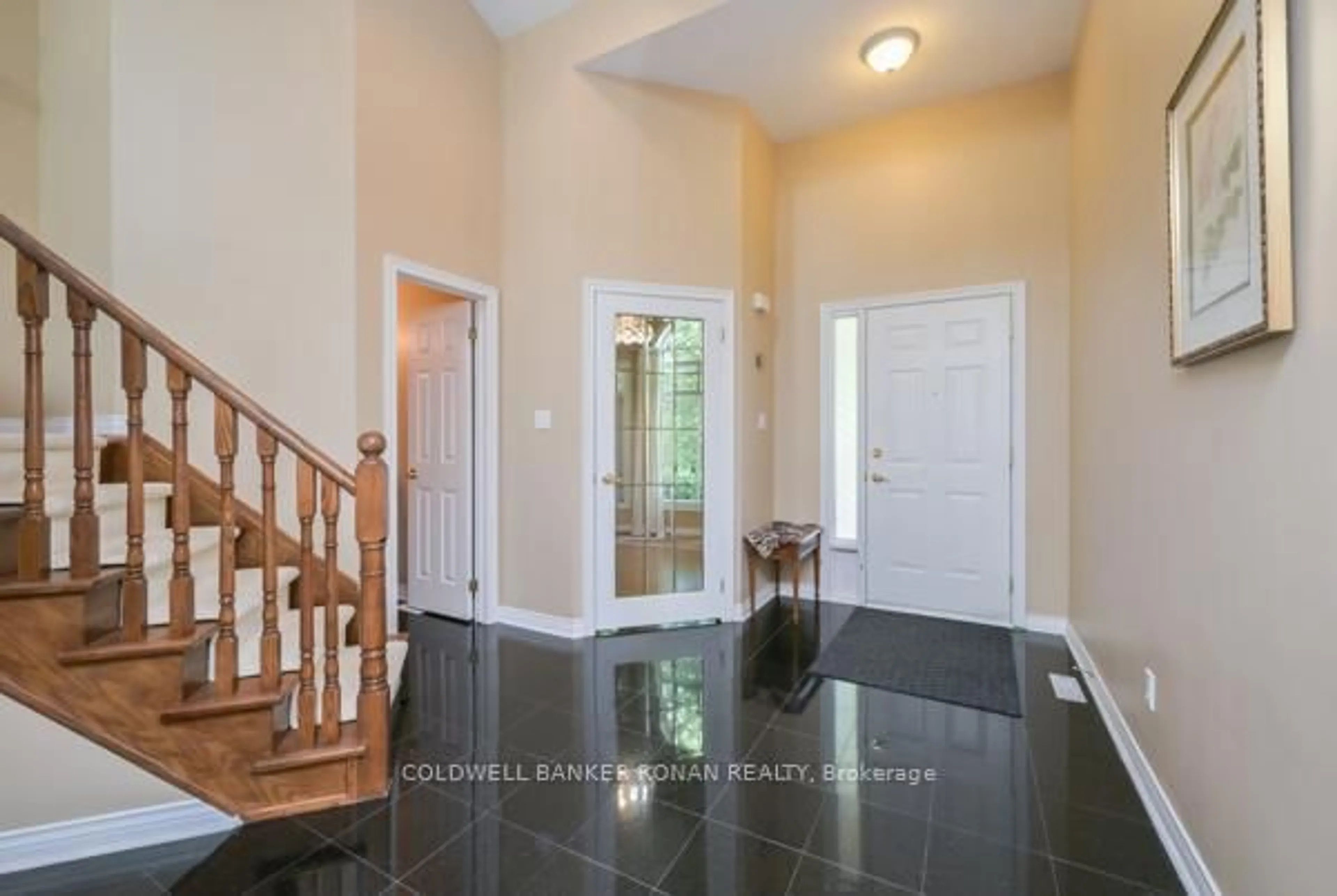 Indoor entryway for 43 Briar Gate #30, New Tecumseth Ontario L9R 2A8