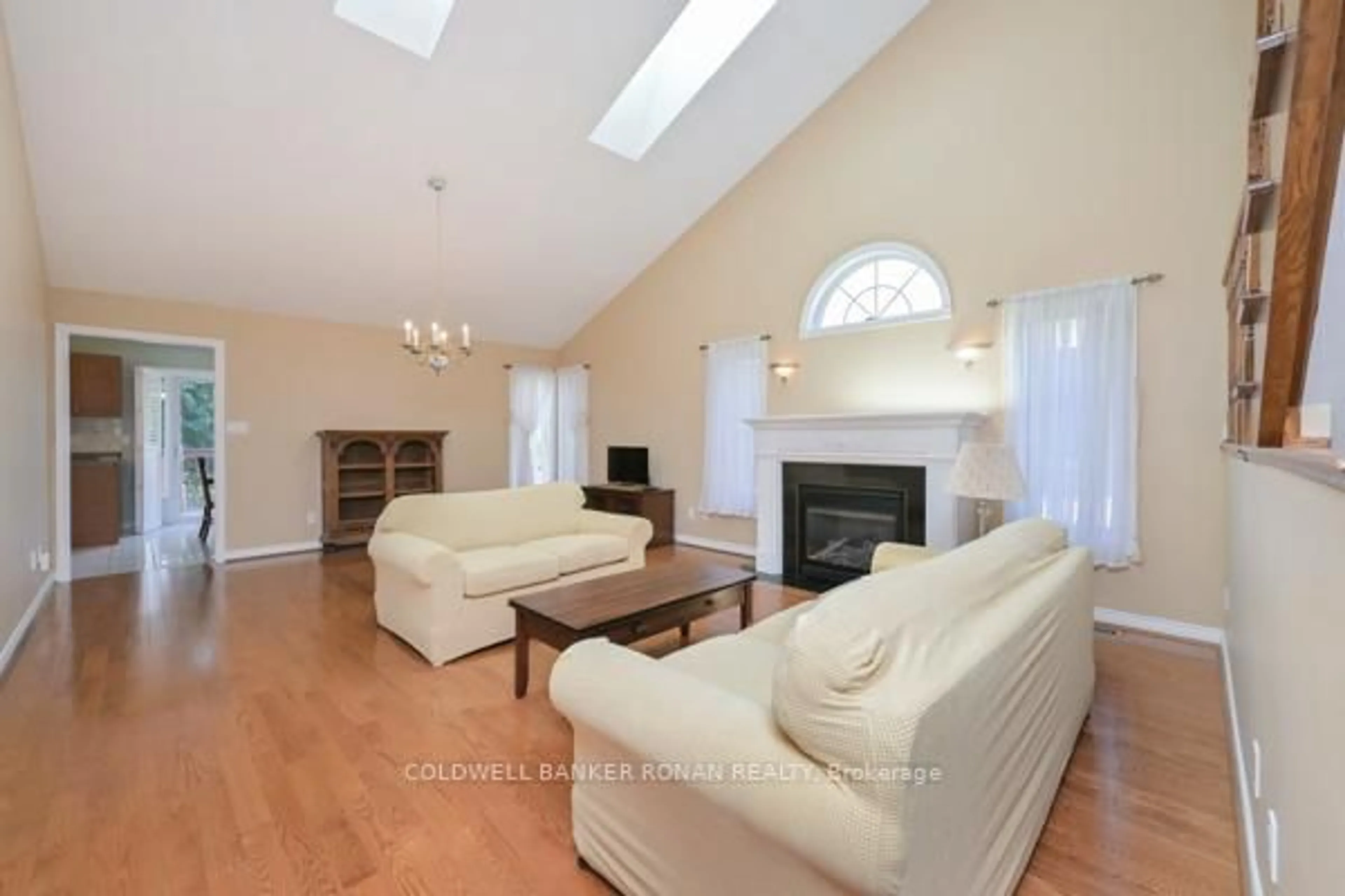Living room with furniture, wood/laminate floor for 43 Briar Gate #30, New Tecumseth Ontario L9R 2A8