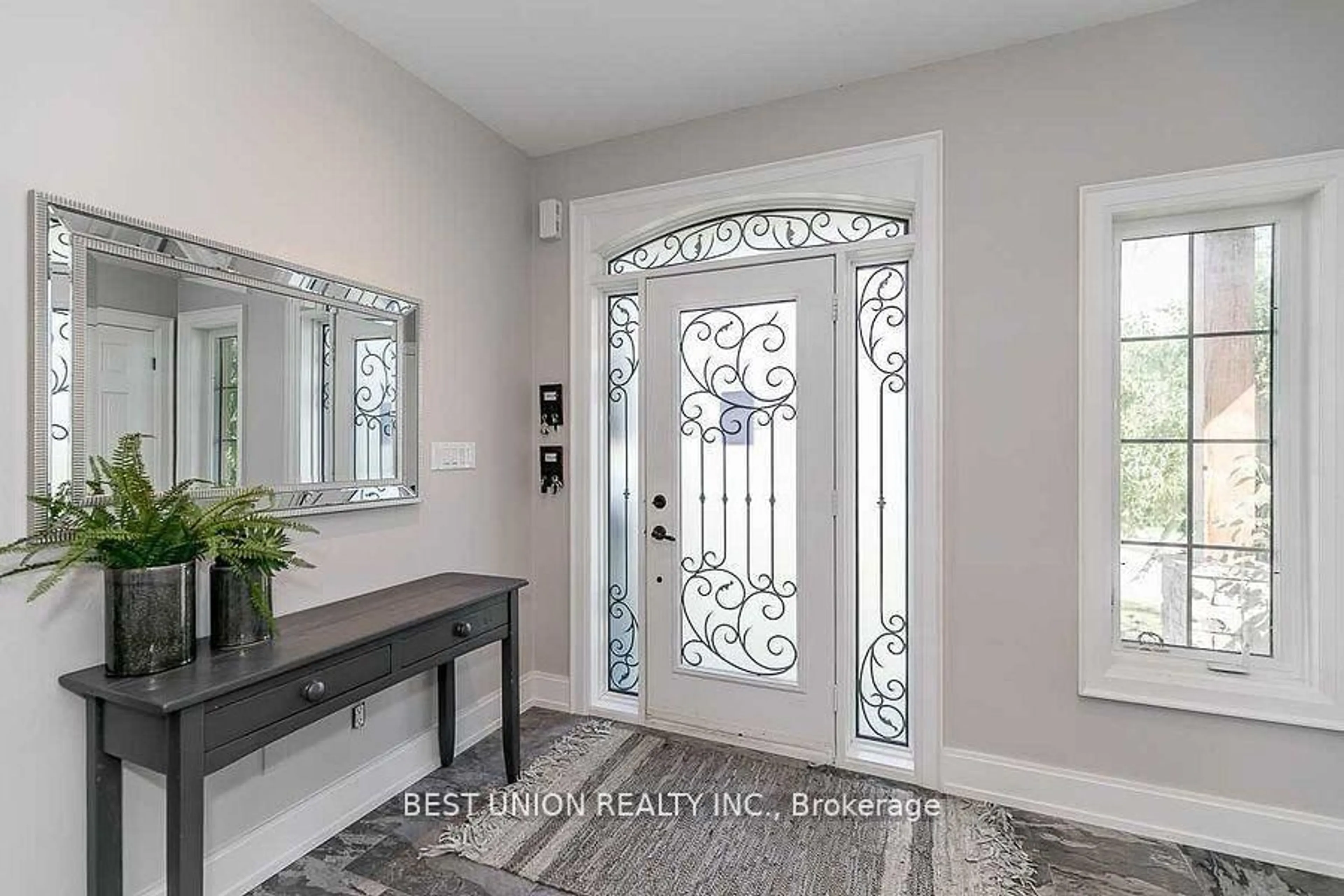 Indoor entryway for 8 Shangri-La Lane, Georgina Ontario L4P 0A8
