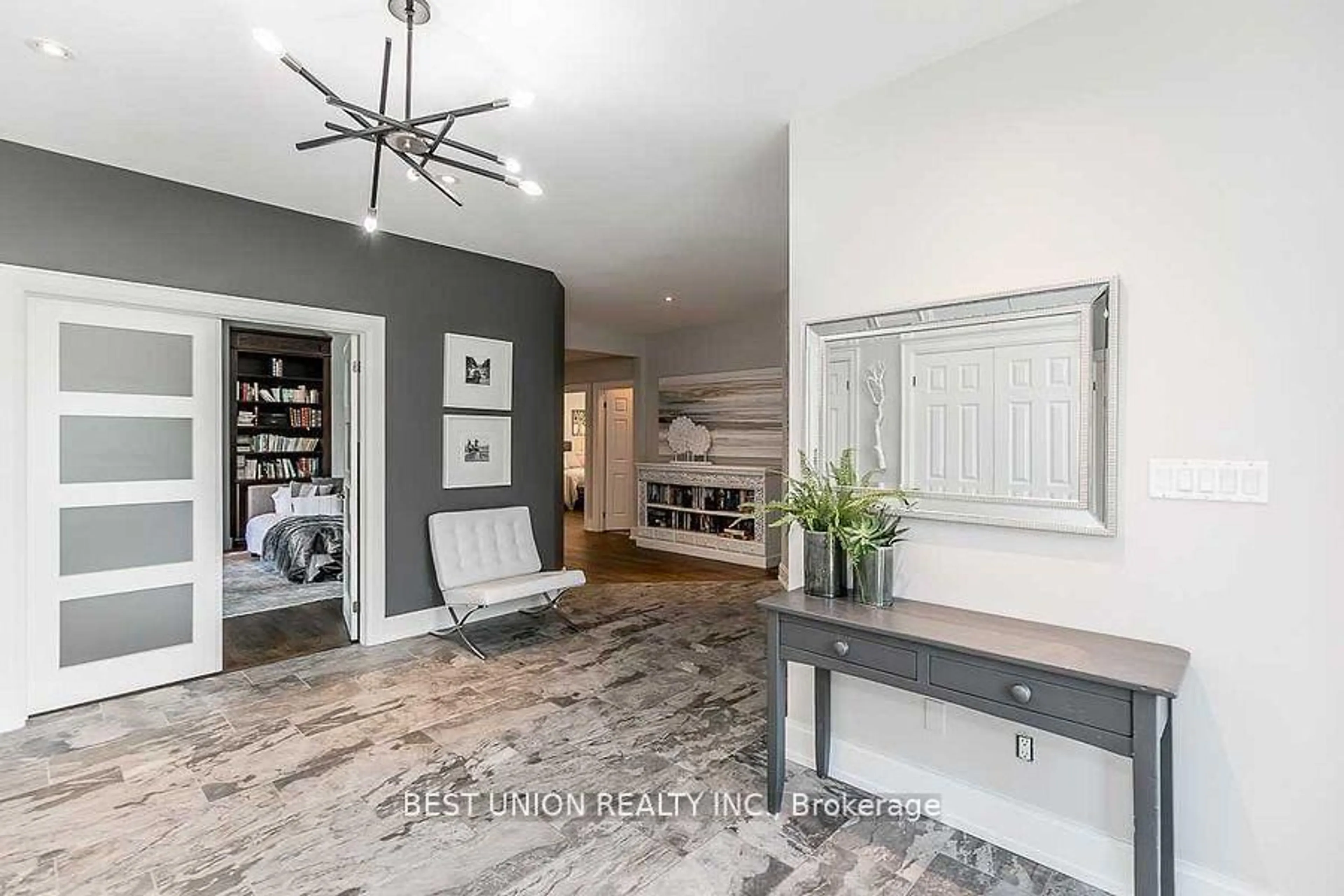 Indoor entryway for 8 Shangri-La Lane, Georgina Ontario L4P 0A8