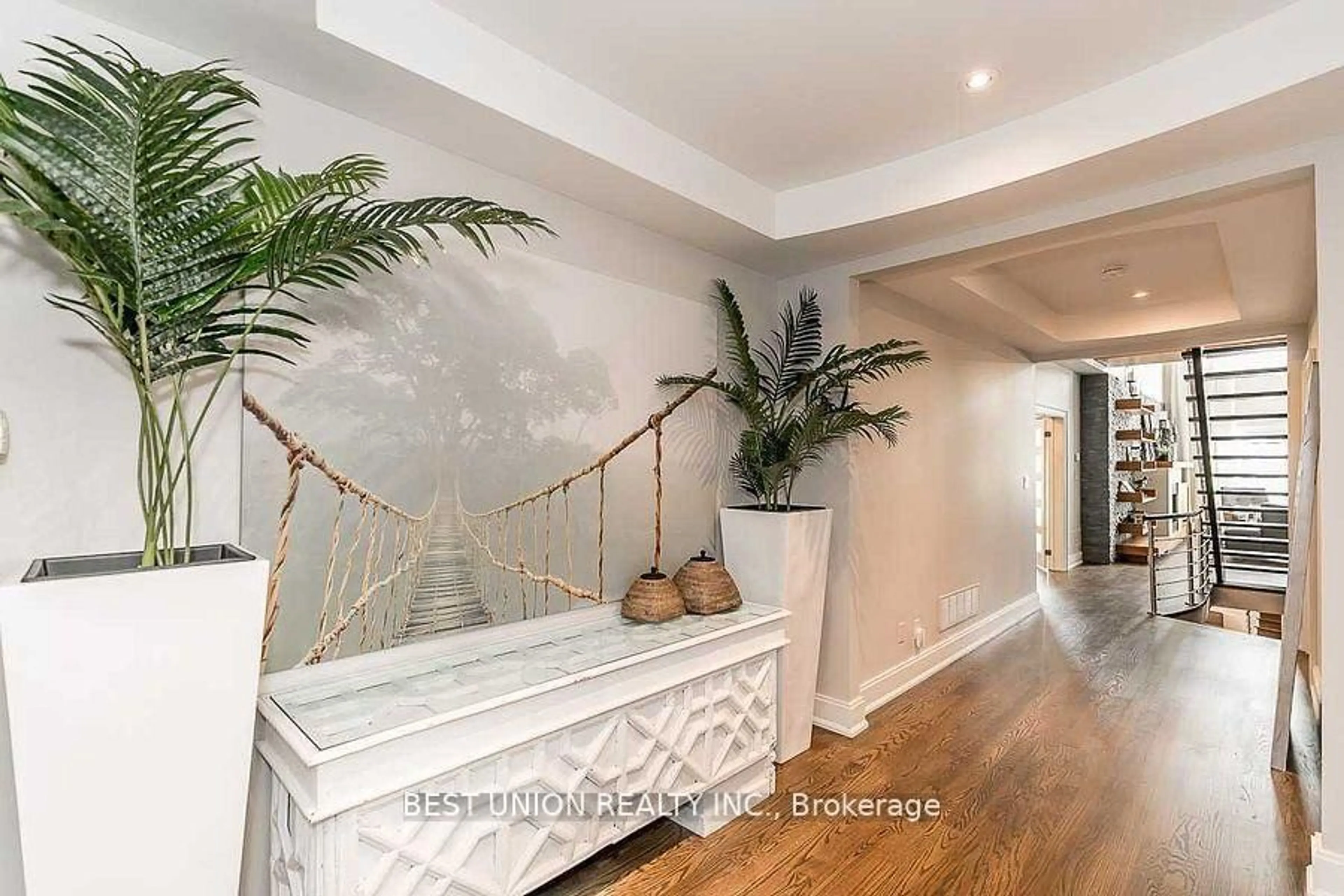 Indoor entryway for 8 Shangri-La Lane, Georgina Ontario L4P 0A8