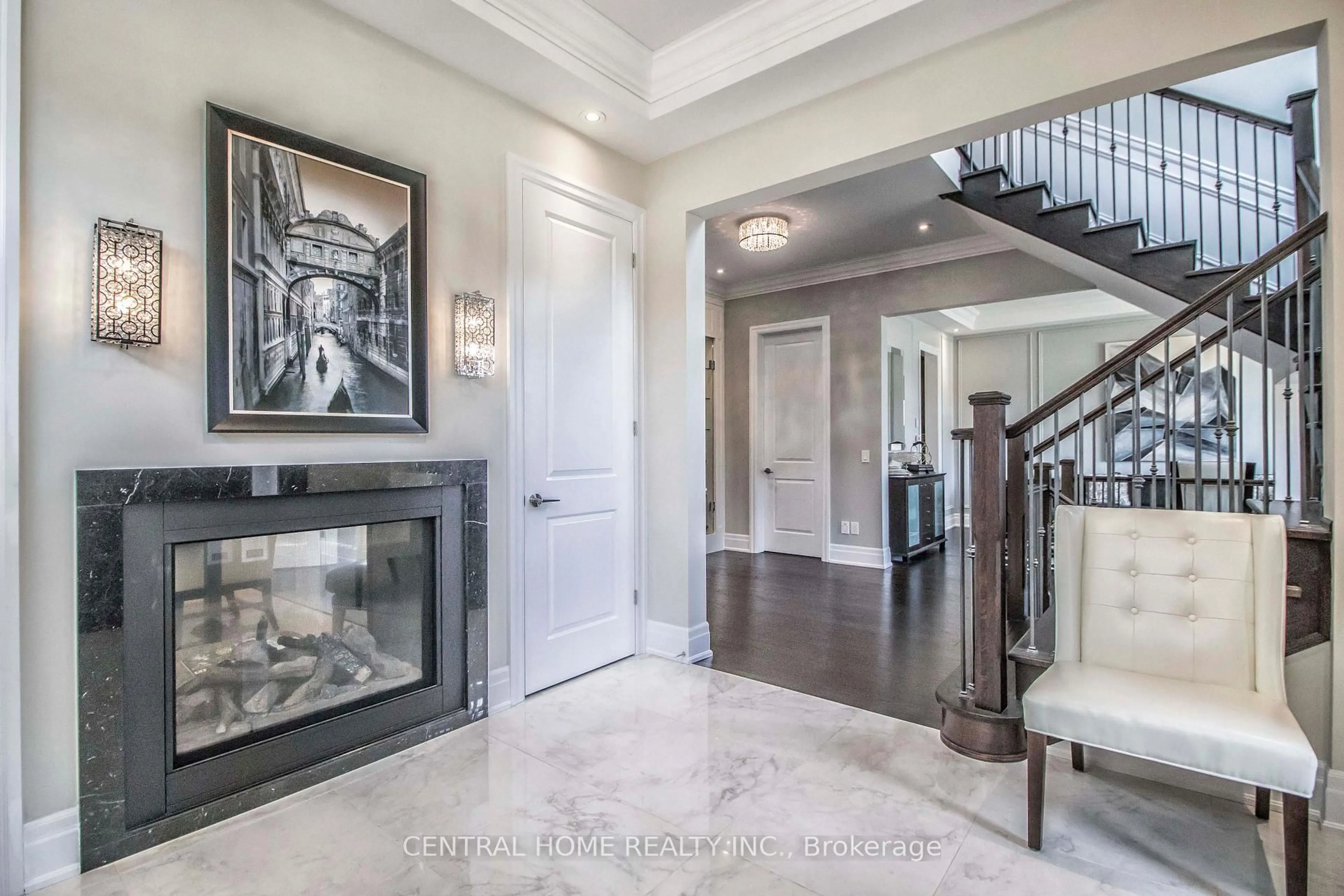 Indoor entryway for 122 Burns Blvd, King Ontario L7B 0M2