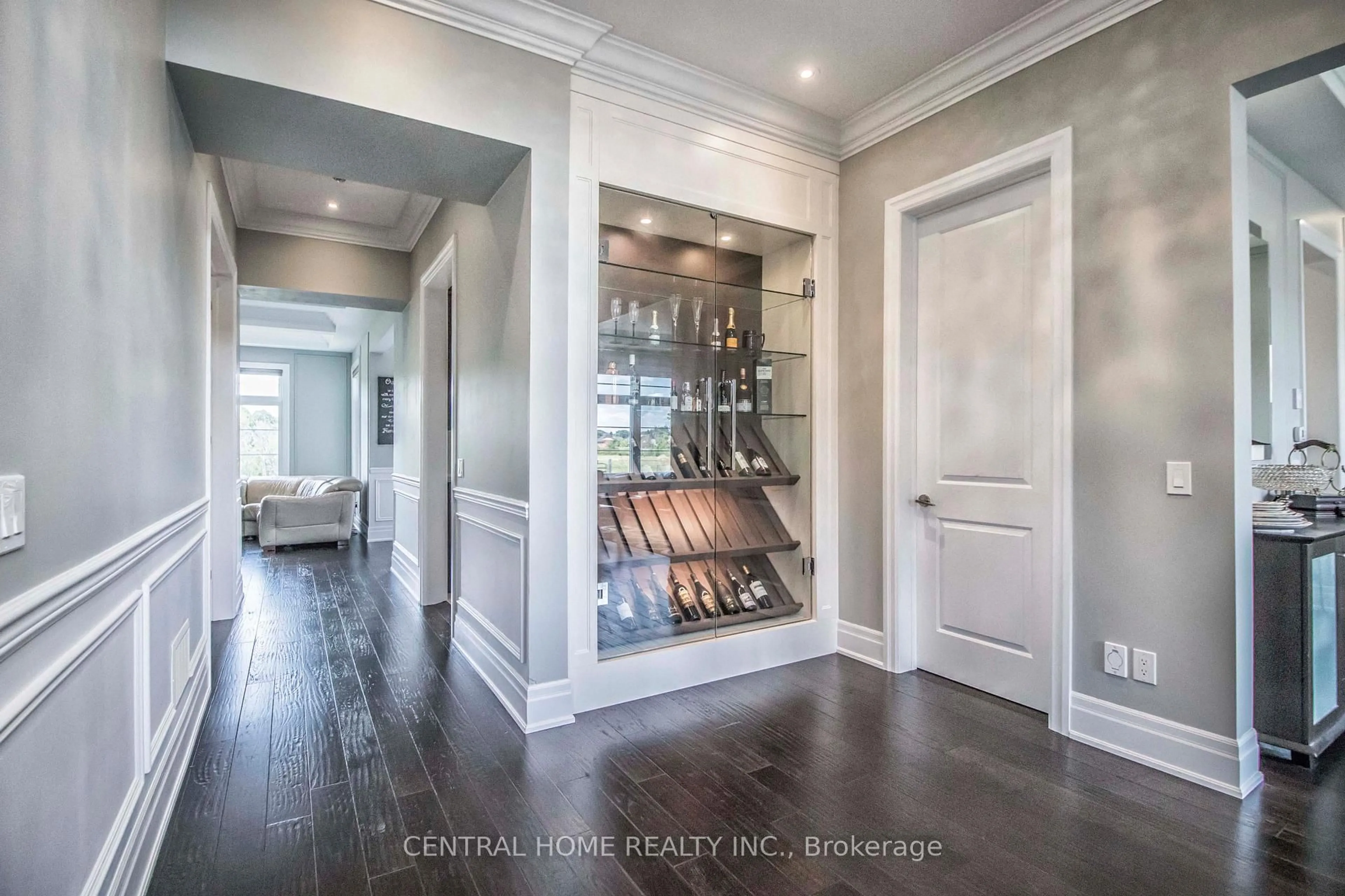 Indoor entryway for 122 Burns Blvd, King Ontario L7B 0M2