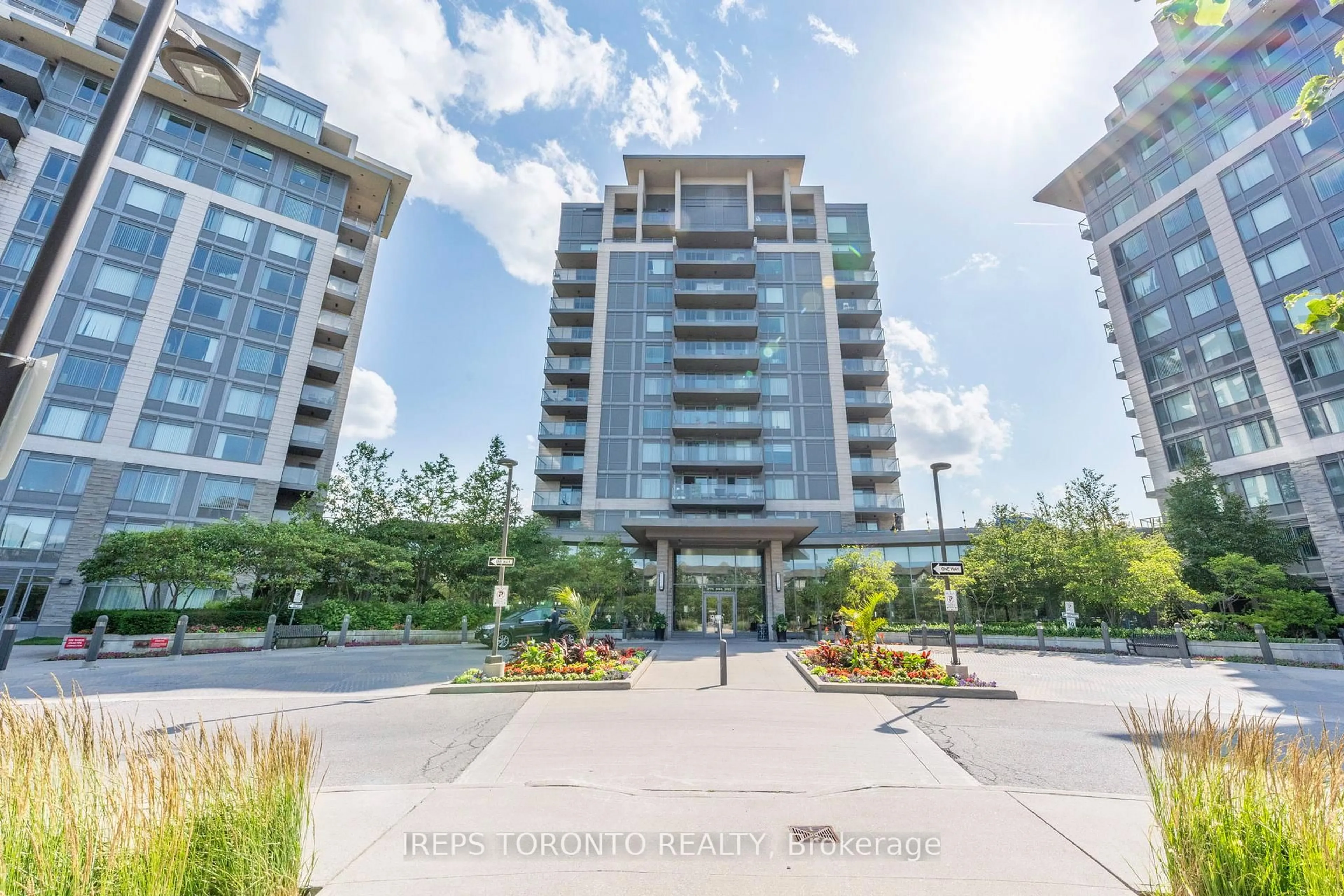 Indoor foyer for 233 South Park Rd #Ph01, Markham Ontario L3T 0B3
