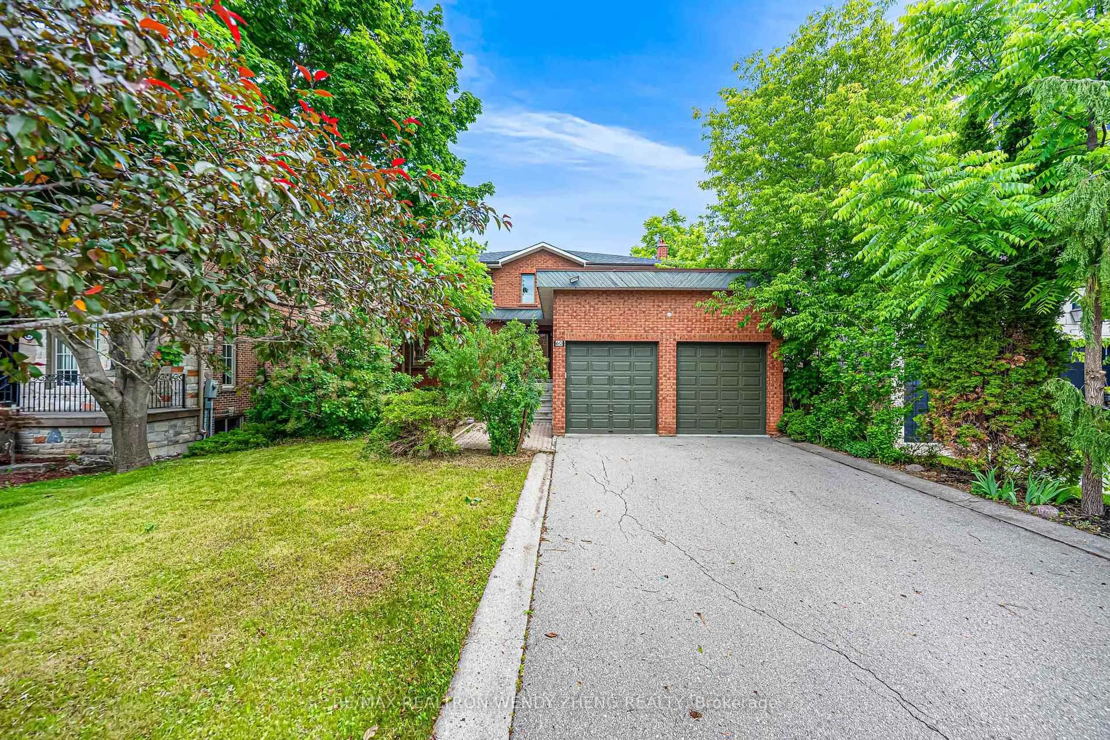 A pic from outside/outdoor area/front of a property/back of a property/a pic from drone, street for 60 Birch Ave, Richmond Hill Ontario L4C 6C6