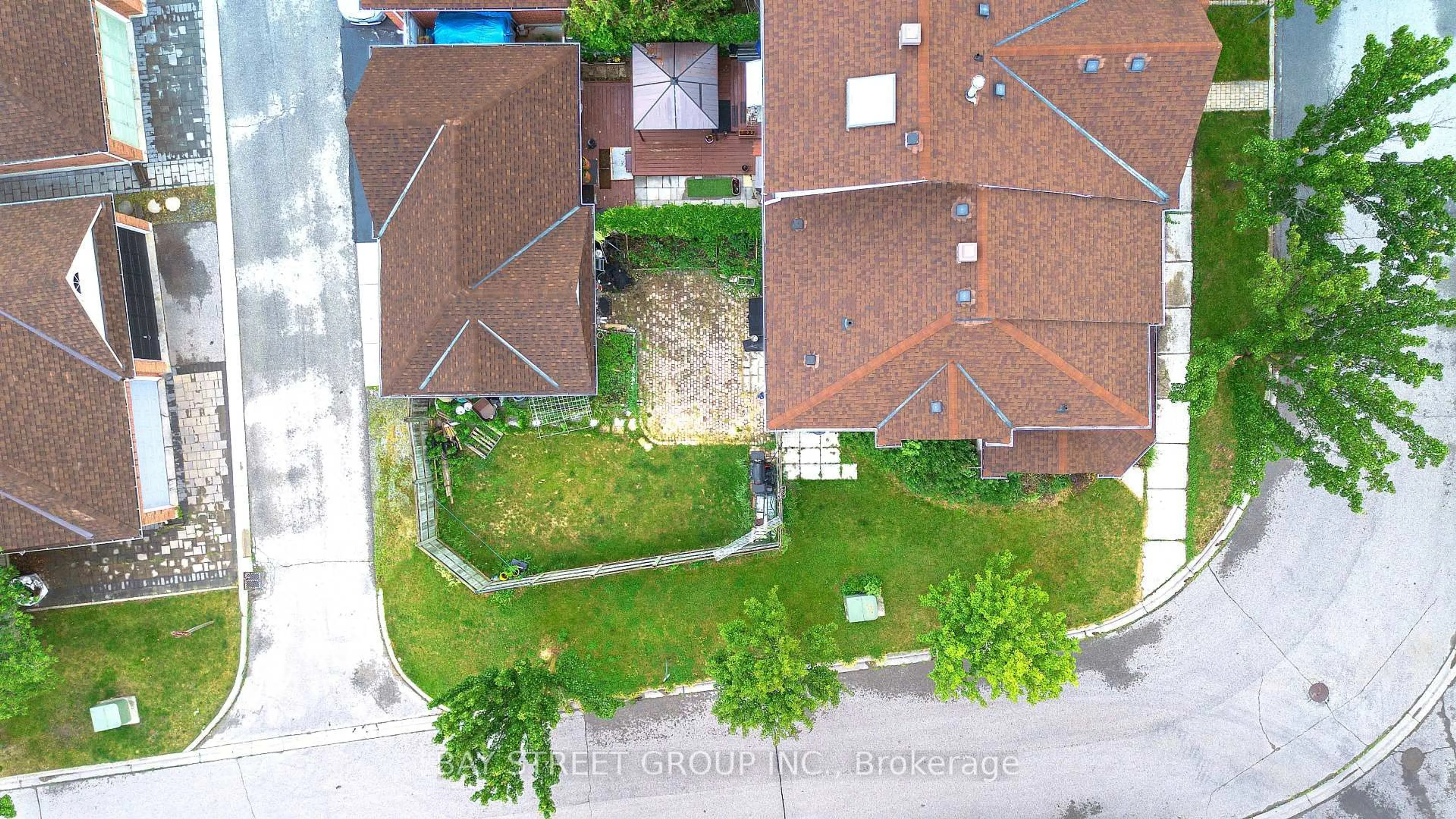 A pic from outside/outdoor area/front of a property/back of a property/a pic from drone, street for 80 Irish Rose Dr, Markham Ontario L6C 2J6