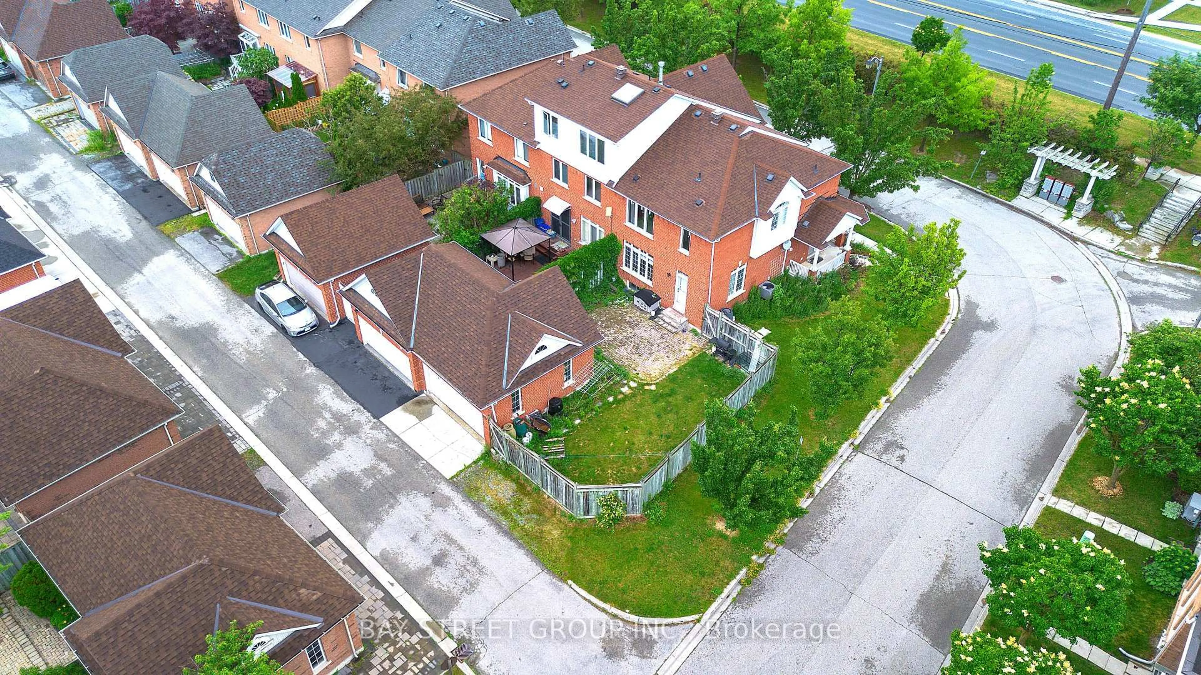 A pic from outside/outdoor area/front of a property/back of a property/a pic from drone, street for 80 Irish Rose Dr, Markham Ontario L6C 2J6