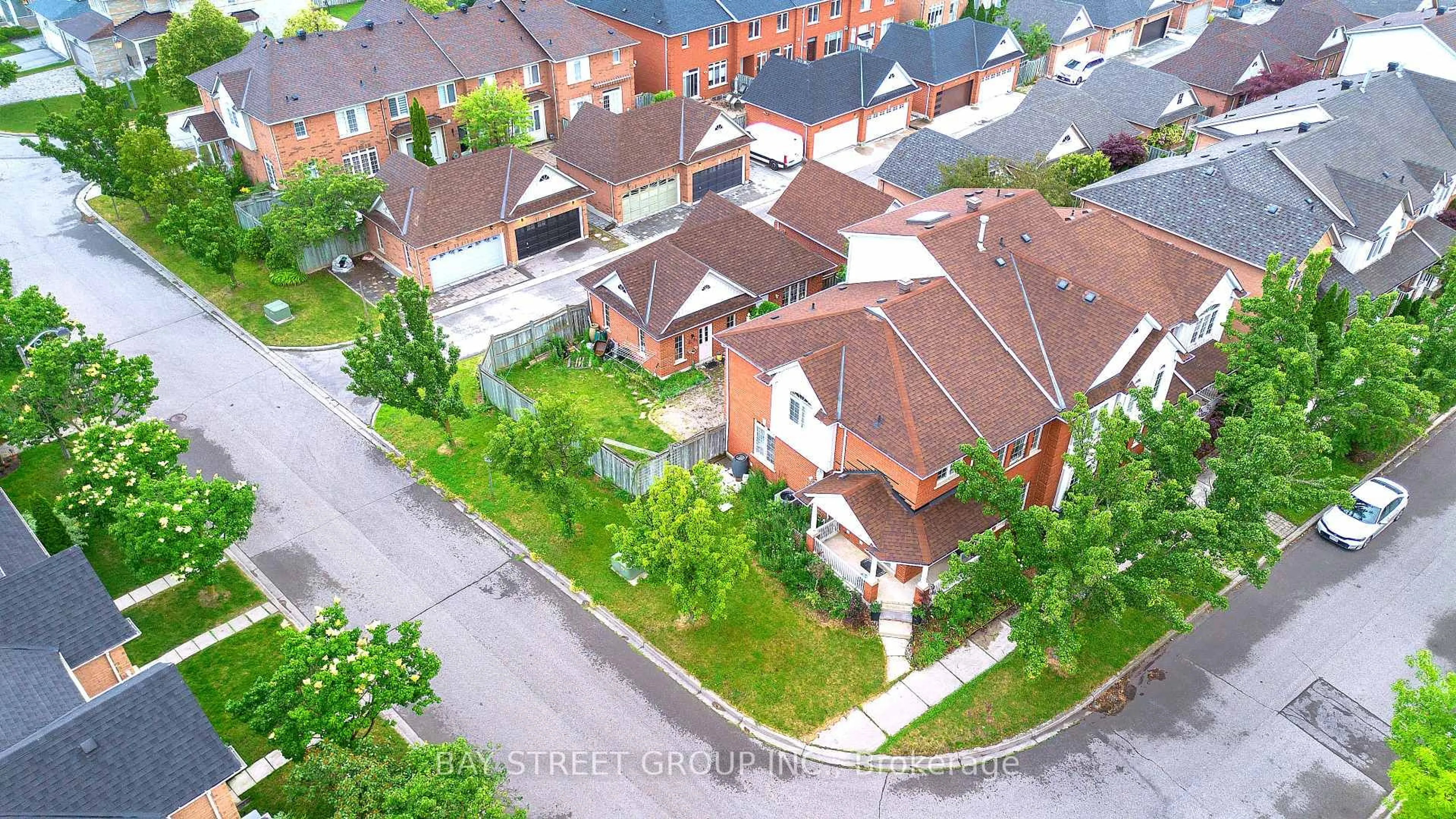 A pic from outside/outdoor area/front of a property/back of a property/a pic from drone, street for 80 Irish Rose Dr, Markham Ontario L6C 2J6
