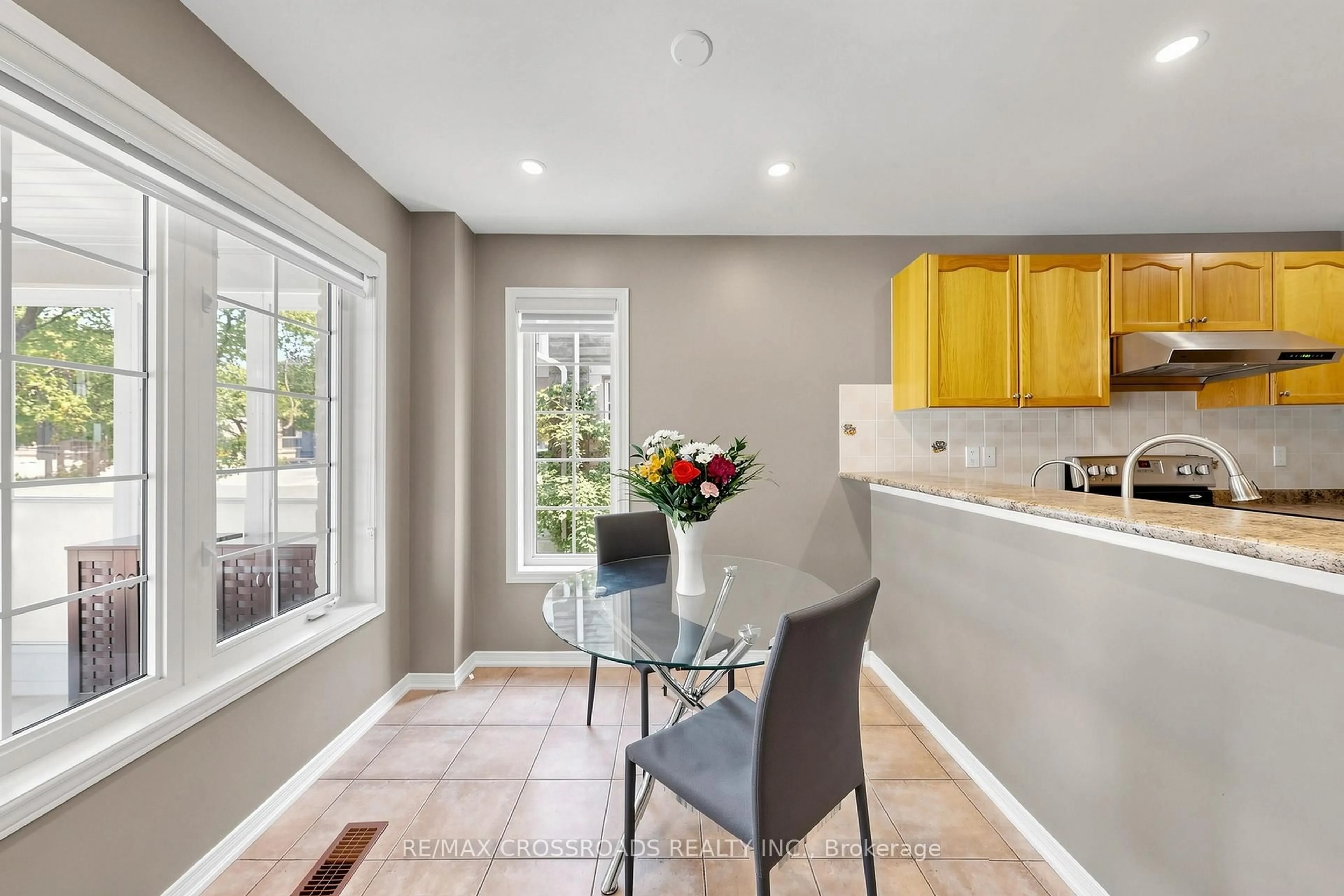 Contemporary kitchen, unknown for 41 Prince Charles Way, Markham Ontario L6C 0B4