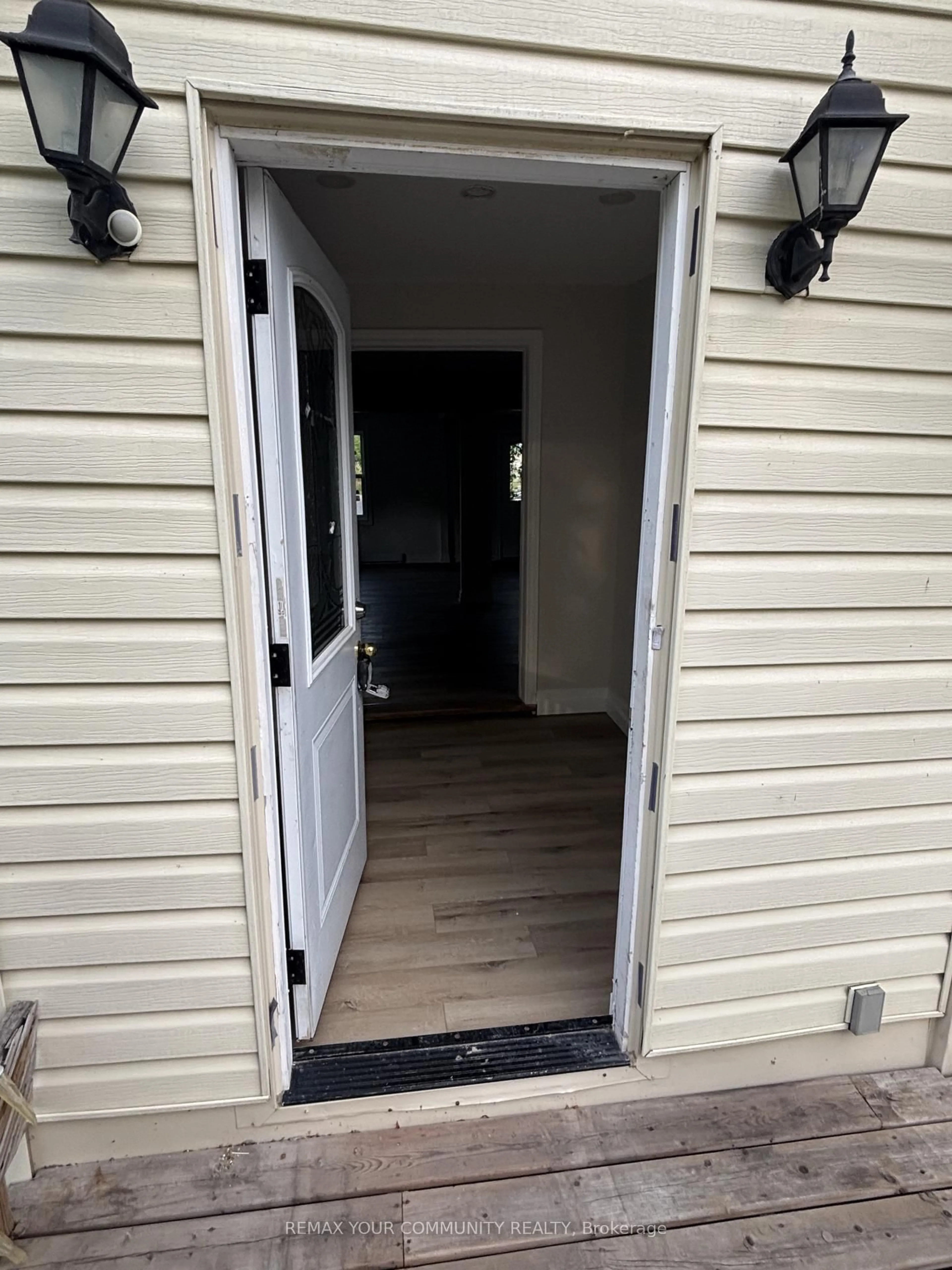 Indoor entryway for 262 The Queensway Rd, Georgina Ontario L4P 2B1