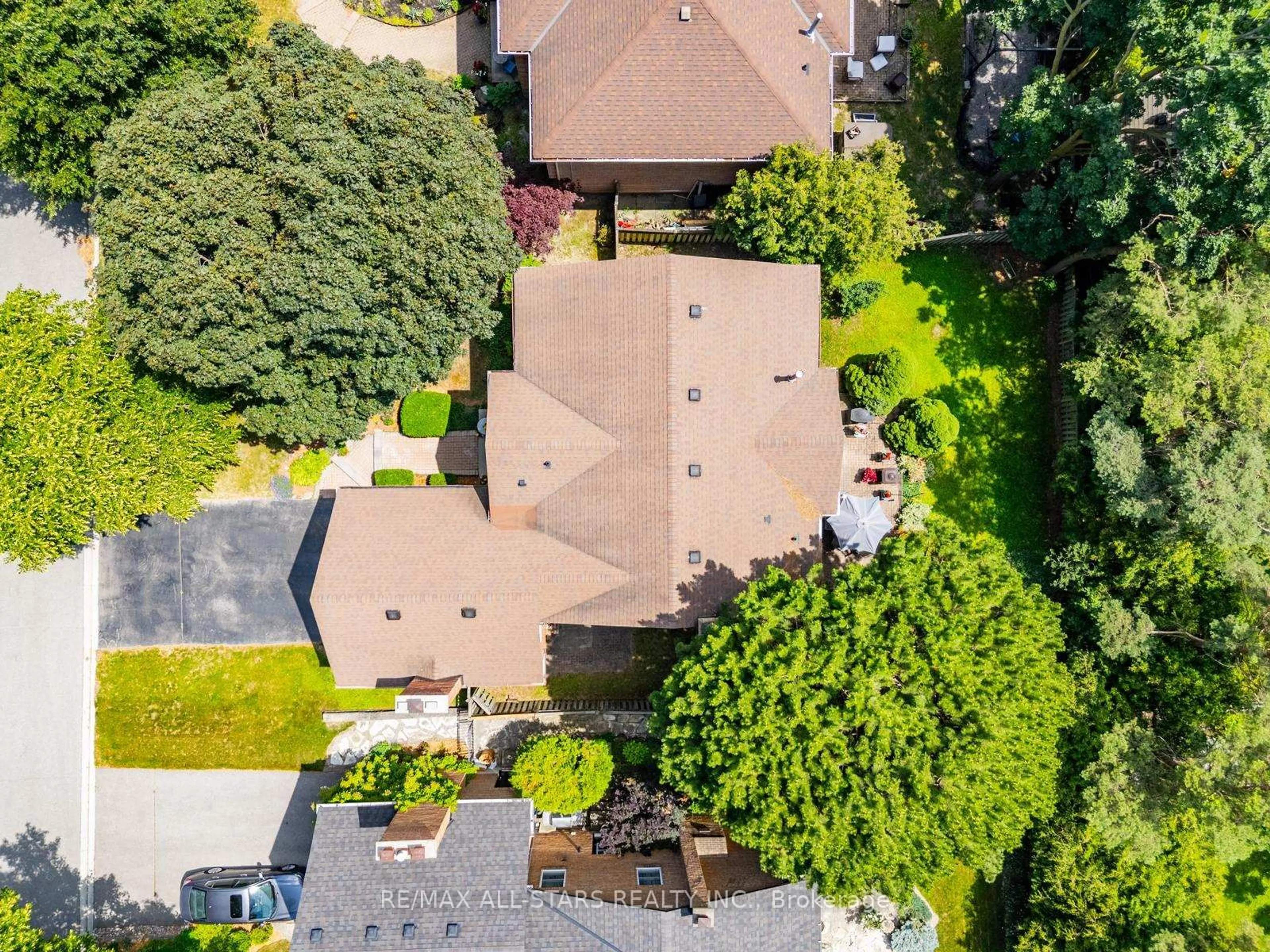 A pic from outside/outdoor area/front of a property/back of a property/a pic from drone, street for 15 Hare Crt, Markham Ontario L3P 4K5
