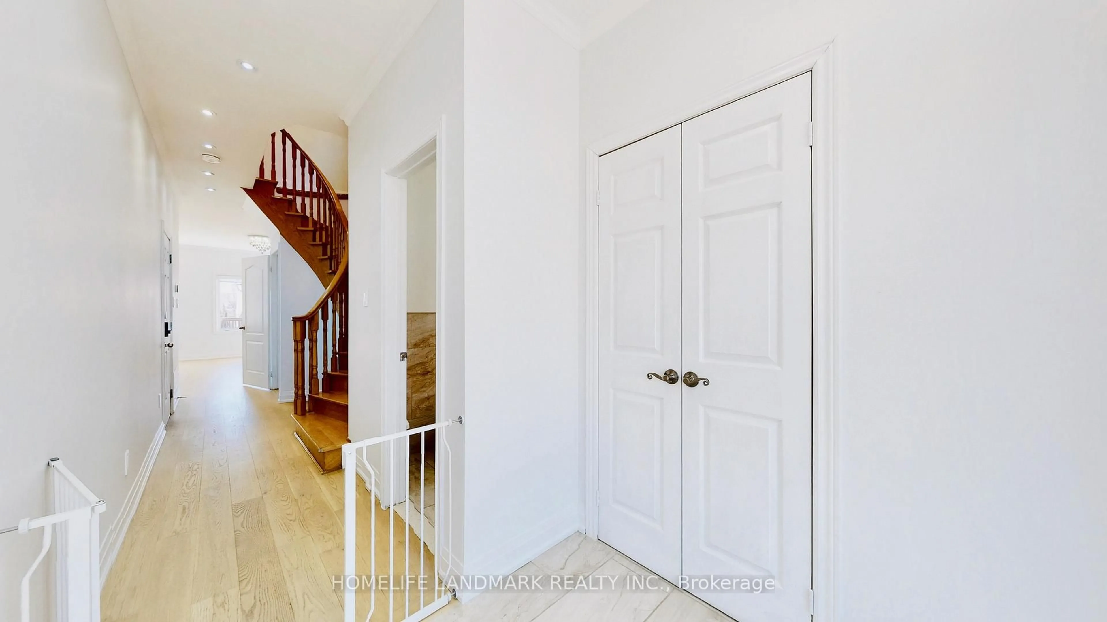 Indoor foyer for 32 Arco Circ, Vaughan Ontario L6A 3Z7