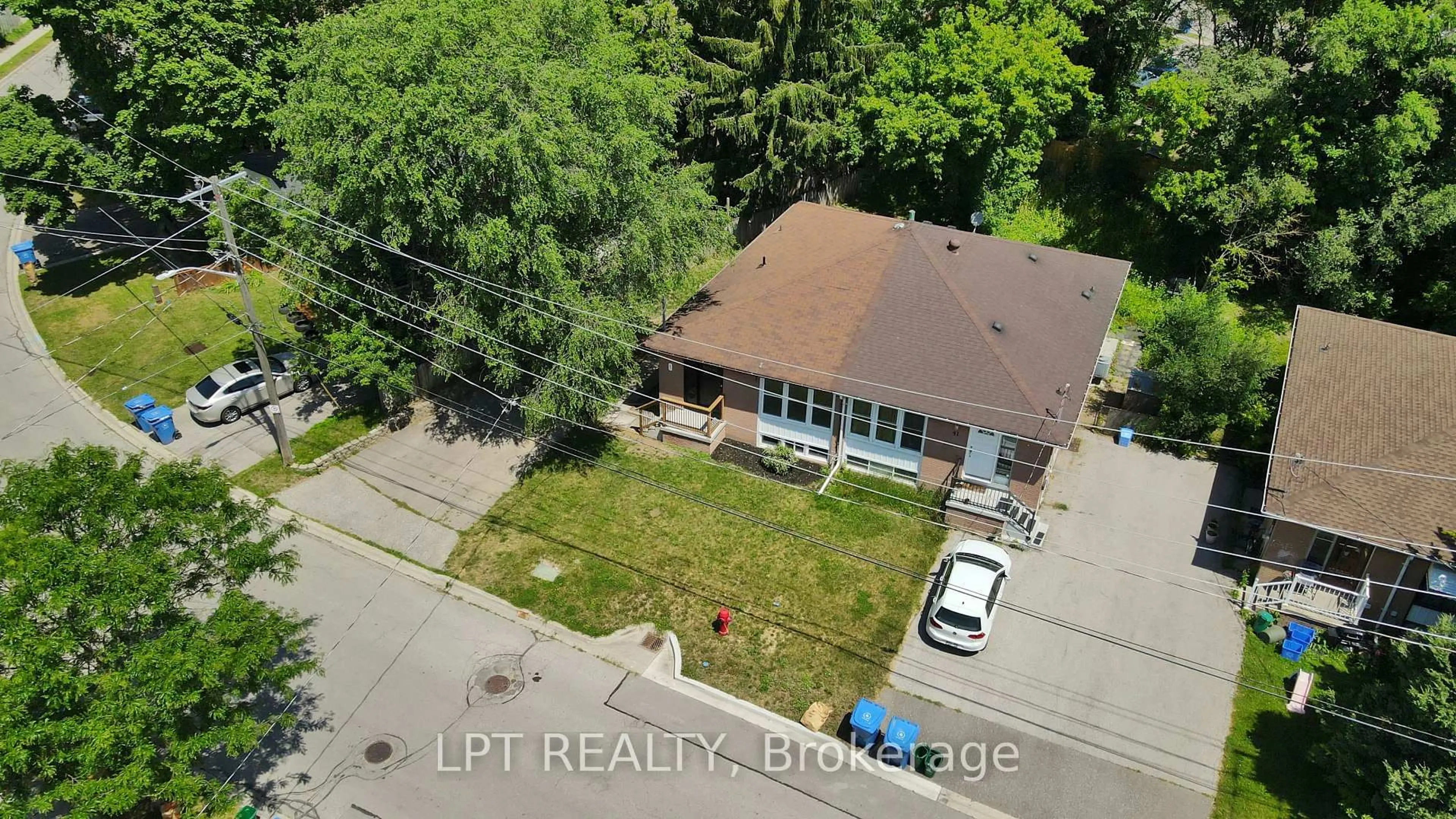 A pic from outside/outdoor area/front of a property/back of a property/a pic from drone, street for 43 Newbury Dr, Newmarket Ontario L3Y 4P9