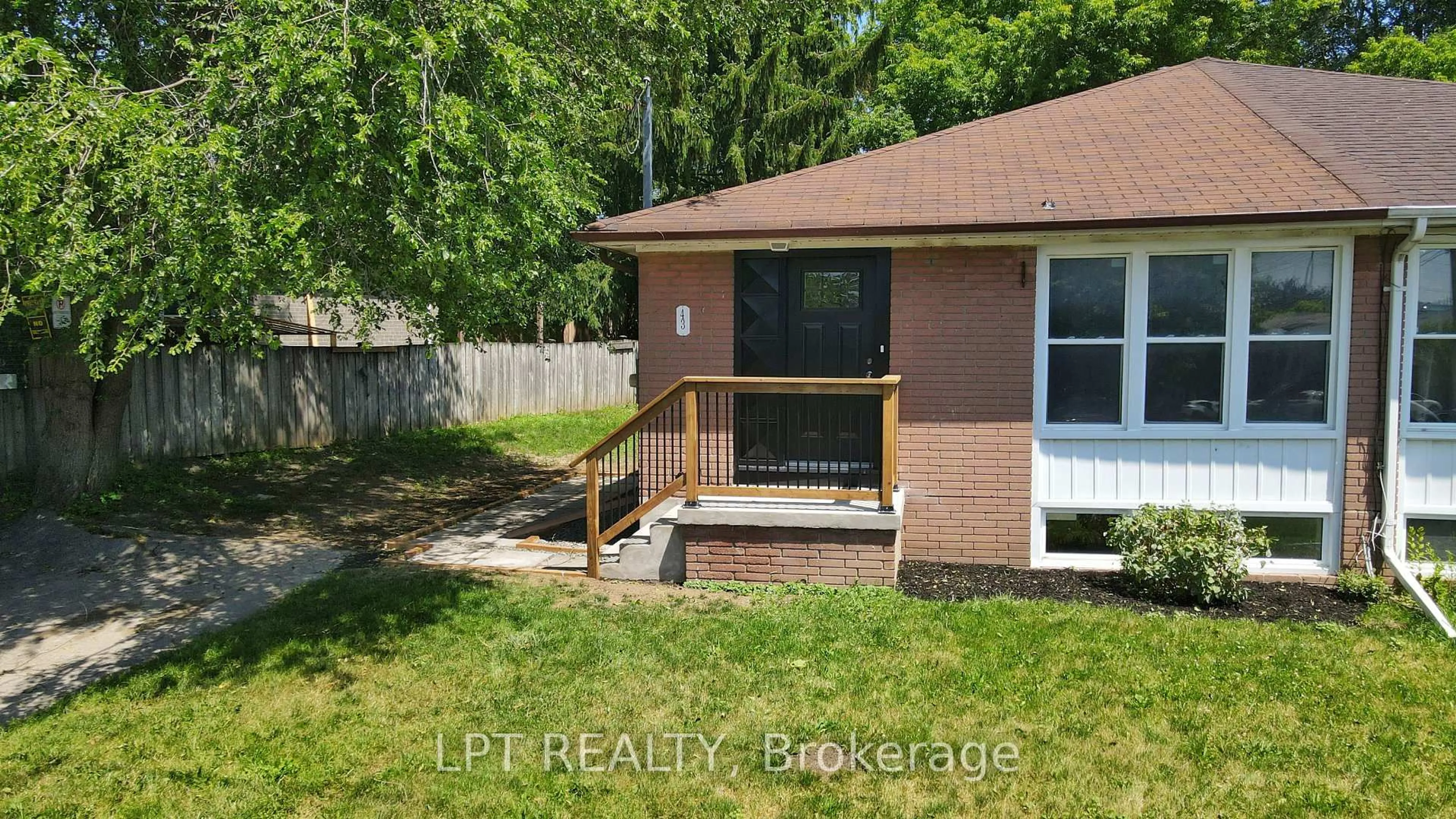 Home with brick exterior material, unknown for 43 Newbury Dr, Newmarket Ontario L3Y 4P9