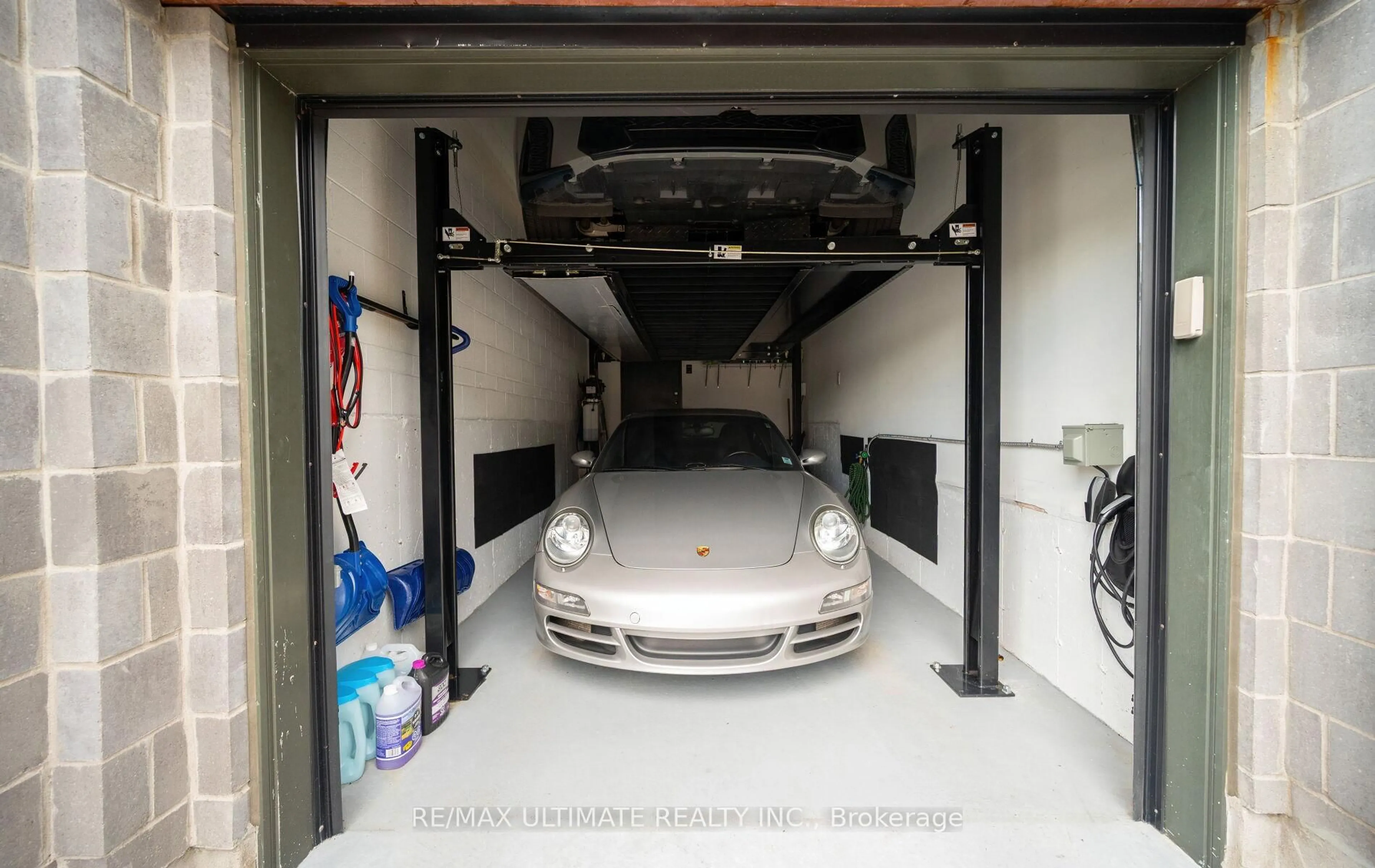 Indoor garage for 103 Glenngarry Cres, Vaughan Ontario L6A 4Z5