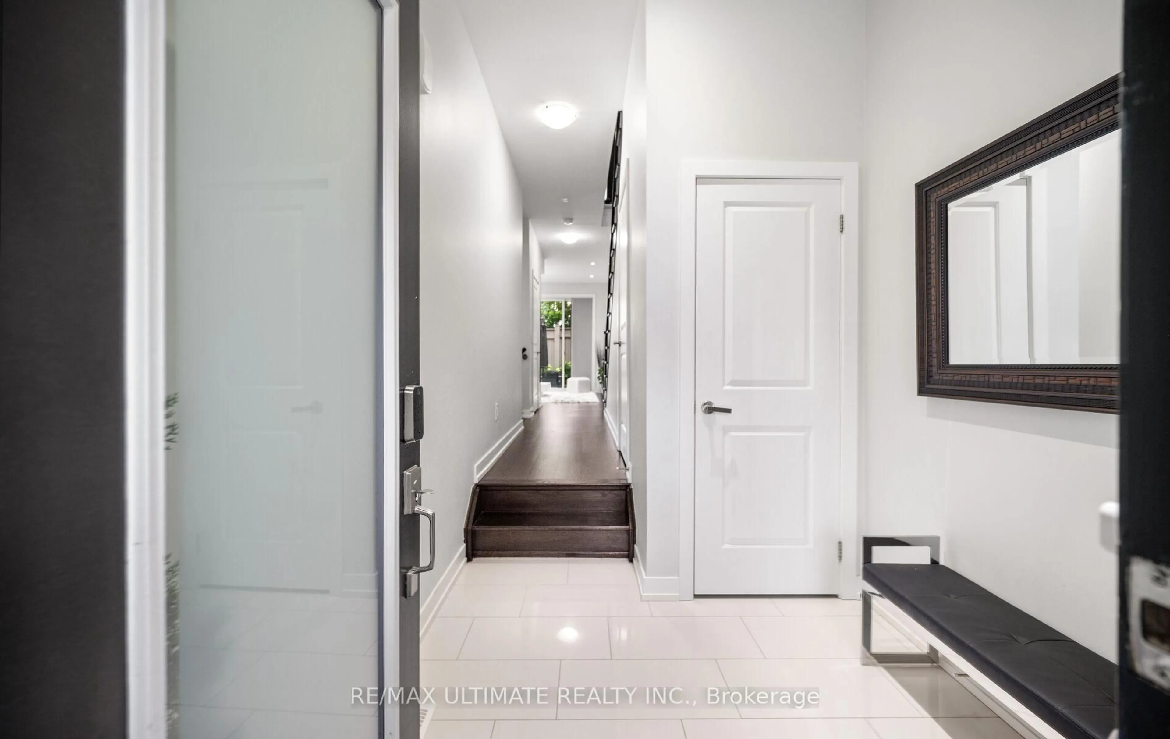 Indoor entryway for 103 Glenngarry Cres, Vaughan Ontario L6A 4Z5