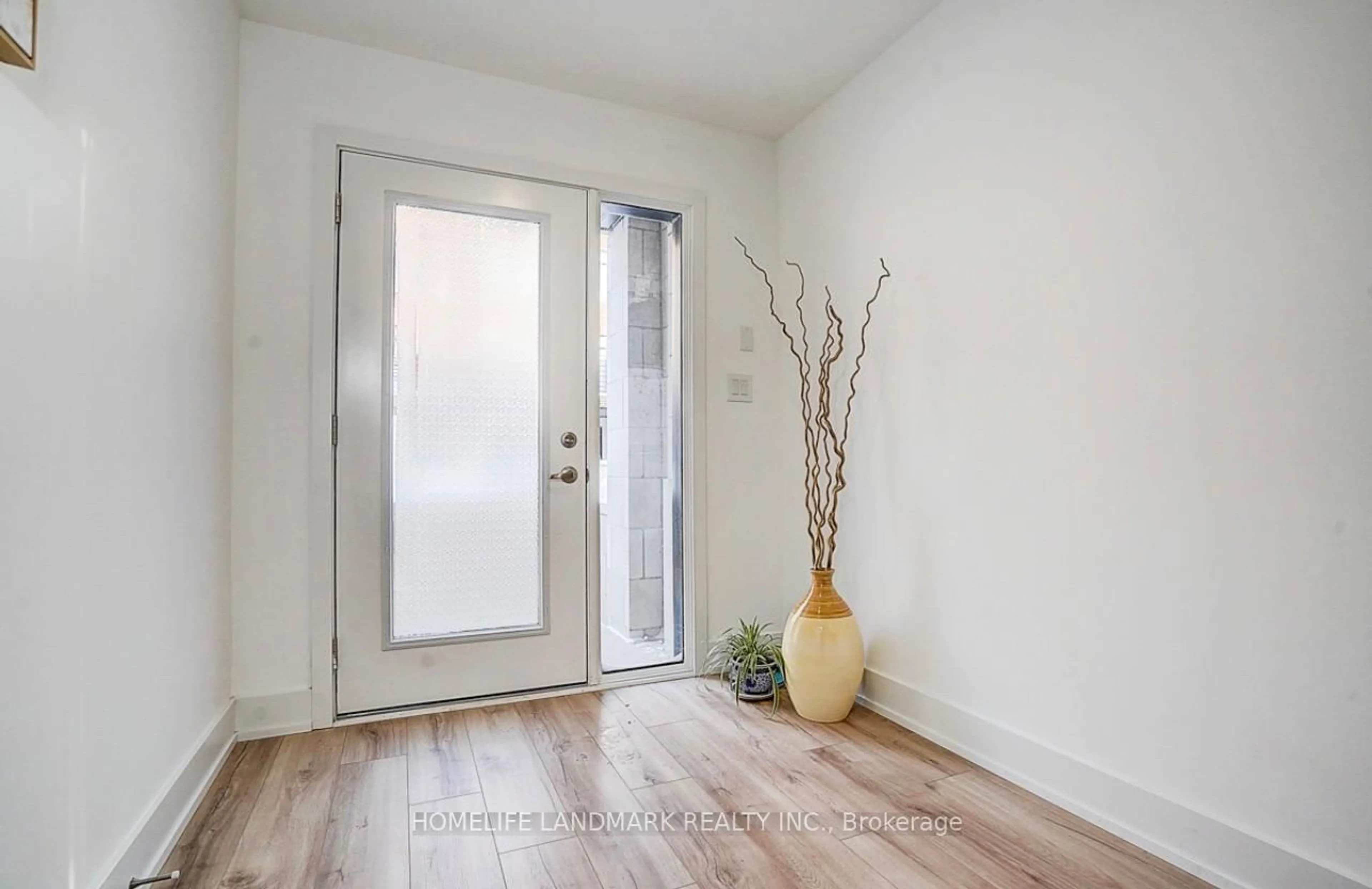 Indoor entryway for 27 Chestnut Crt, Aurora Ontario L4G 4A4
