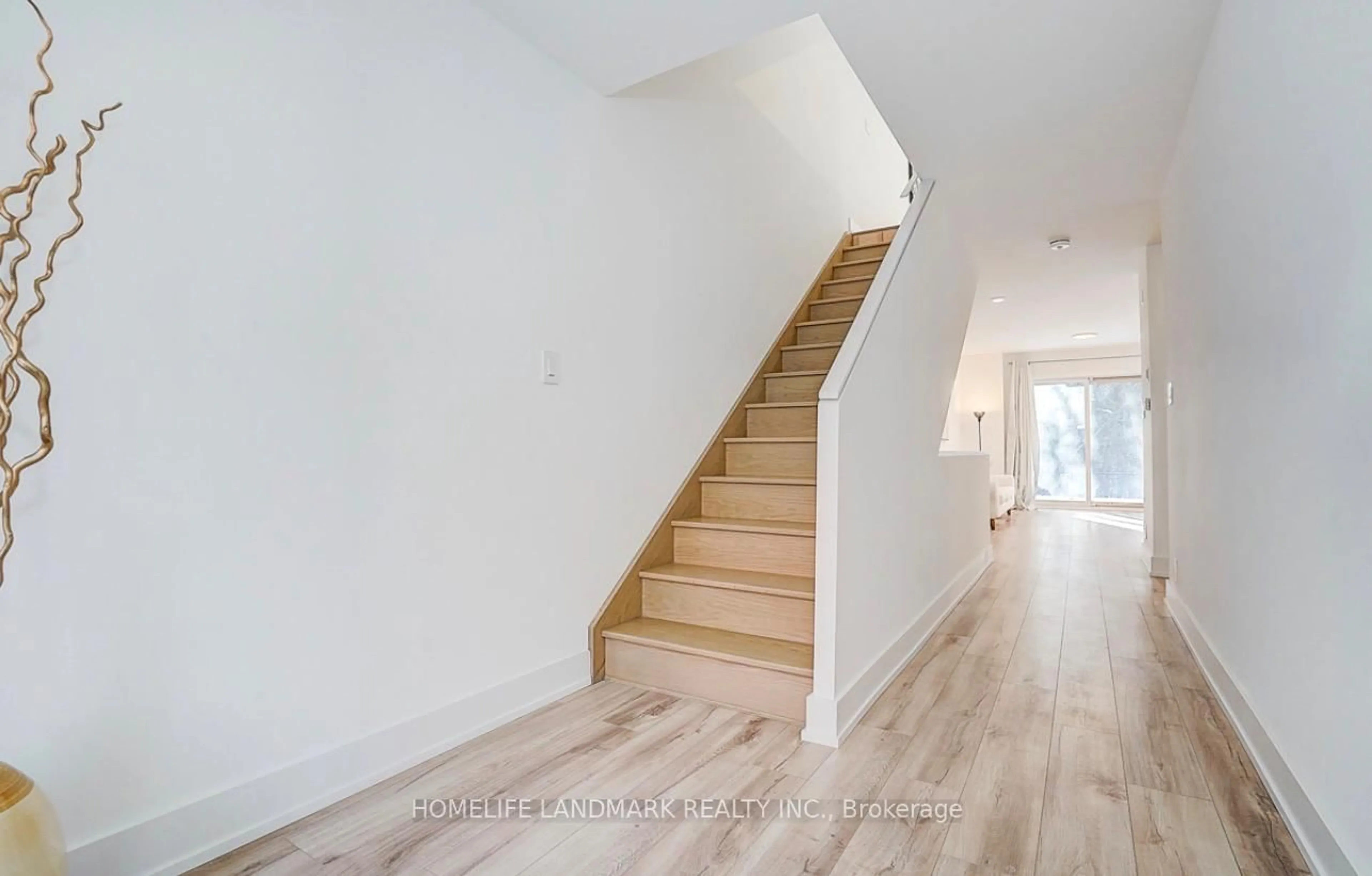 Stairs for 27 Chestnut Crt, Aurora Ontario L4G 4A4