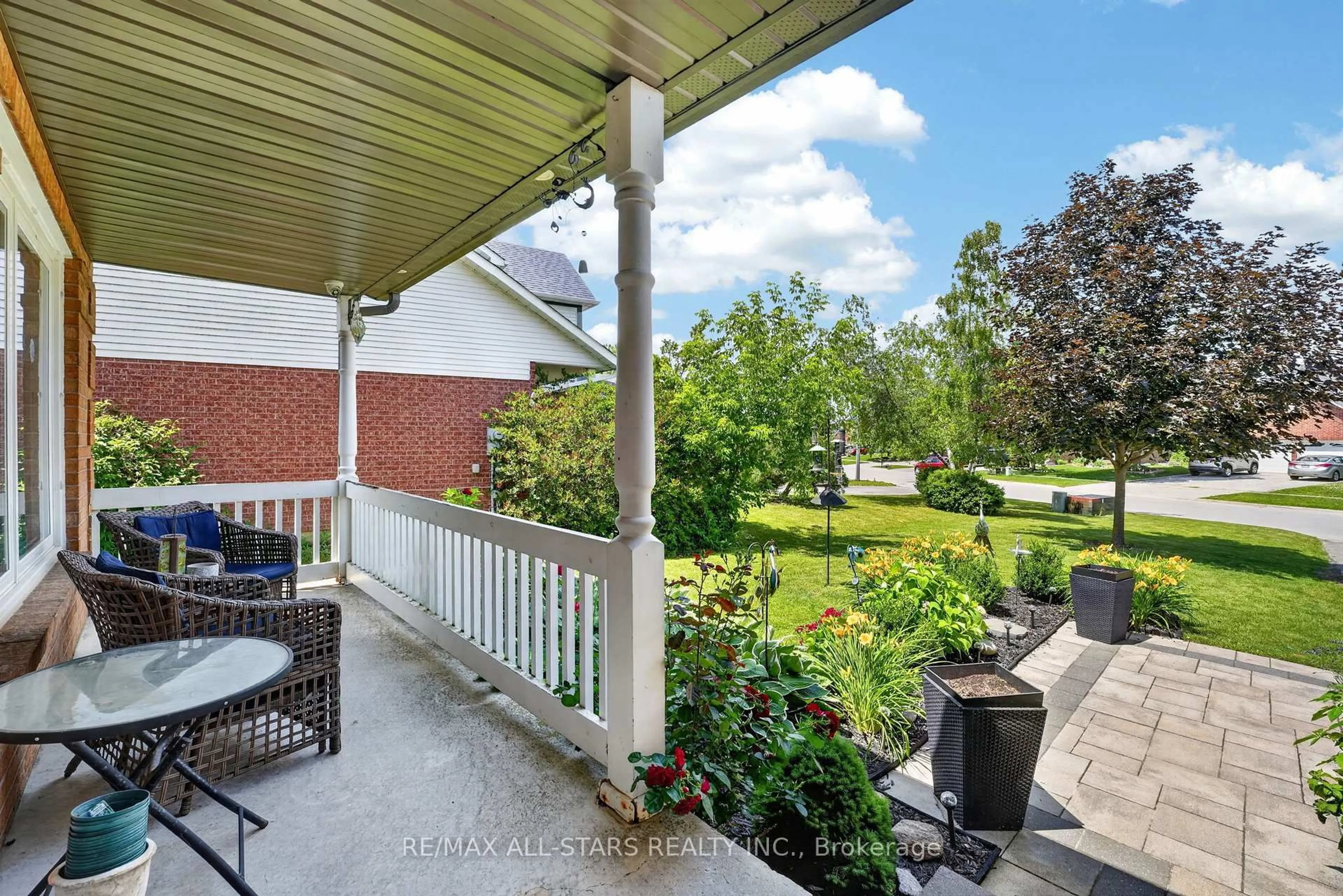 Patio, street for 9 Fontaine Dr, Georgina Ontario L4P 3P2