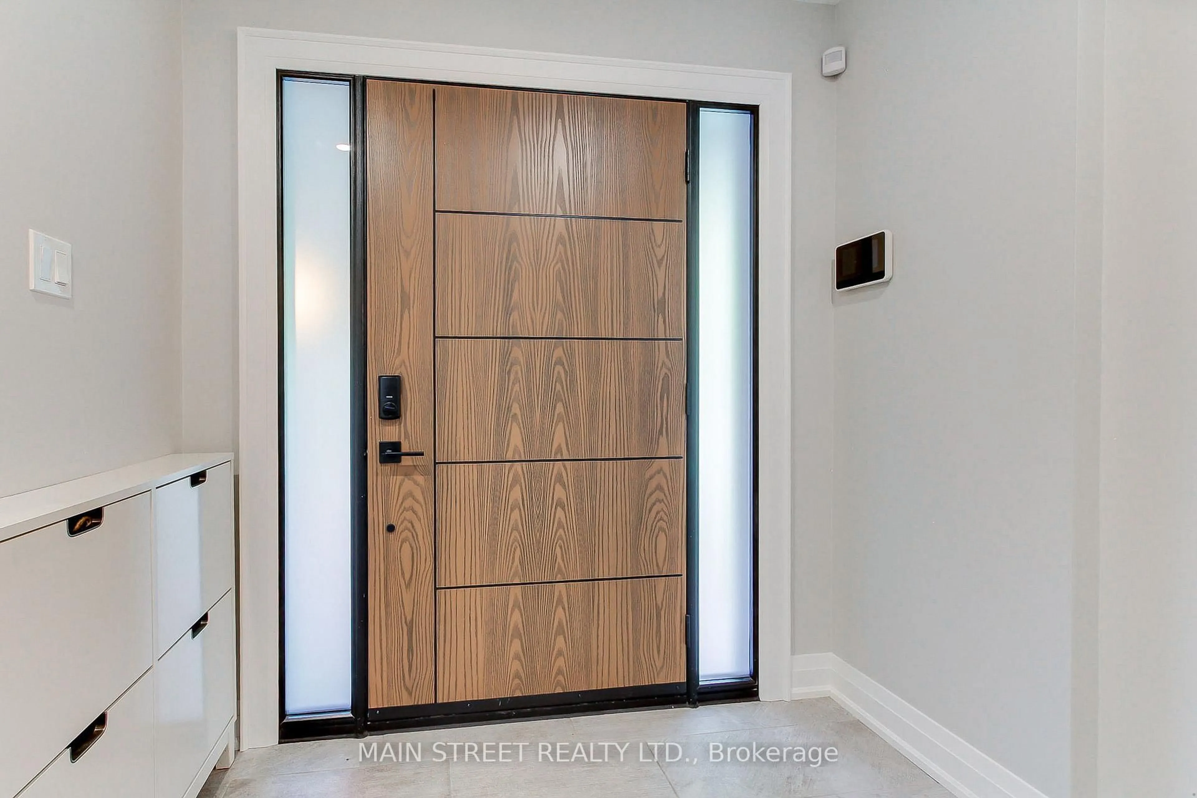 Indoor entryway for 111 Peevers Cres, Newmarket Ontario L3Y 7T2
