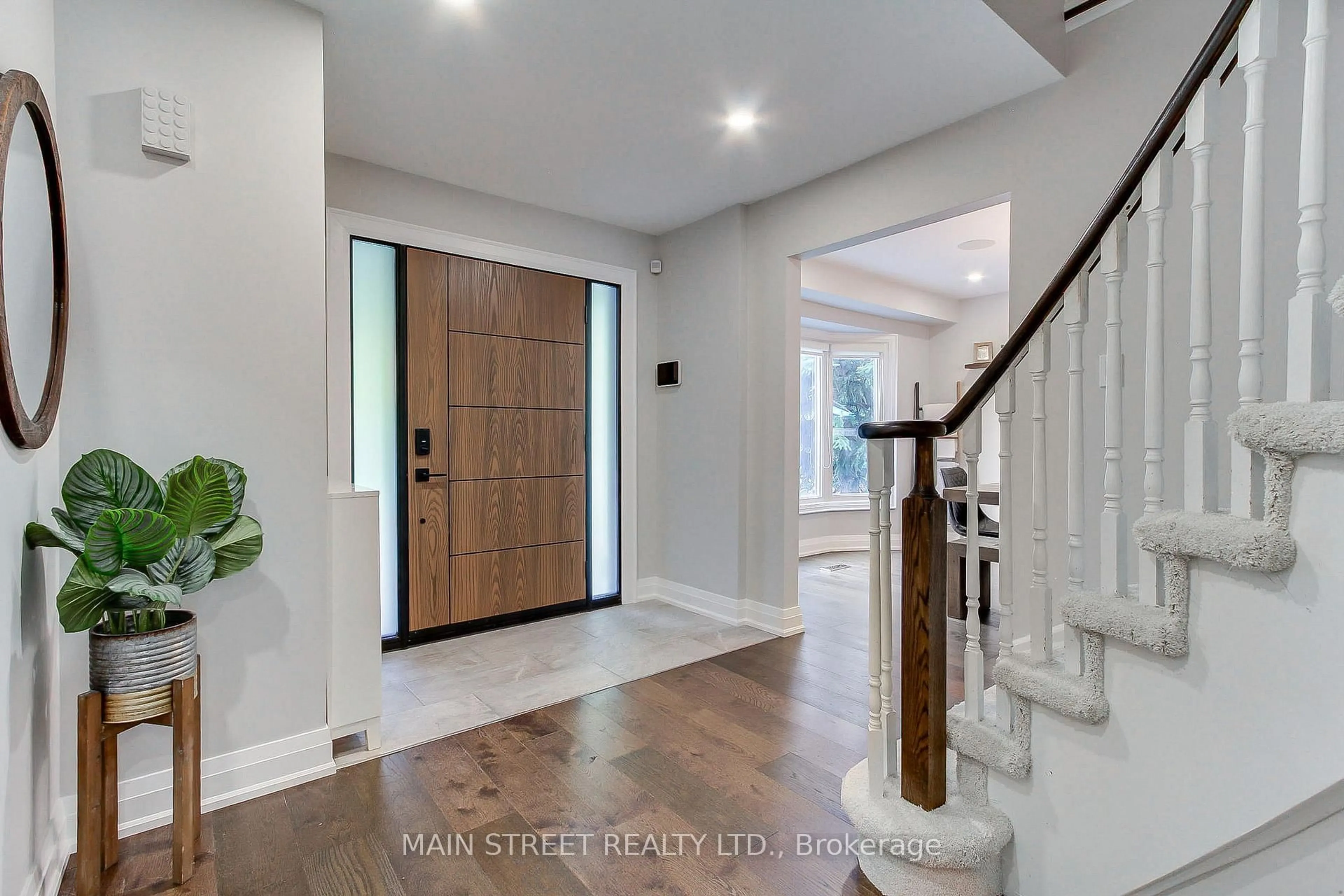 Indoor entryway for 111 Peevers Cres, Newmarket Ontario L3Y 7T2