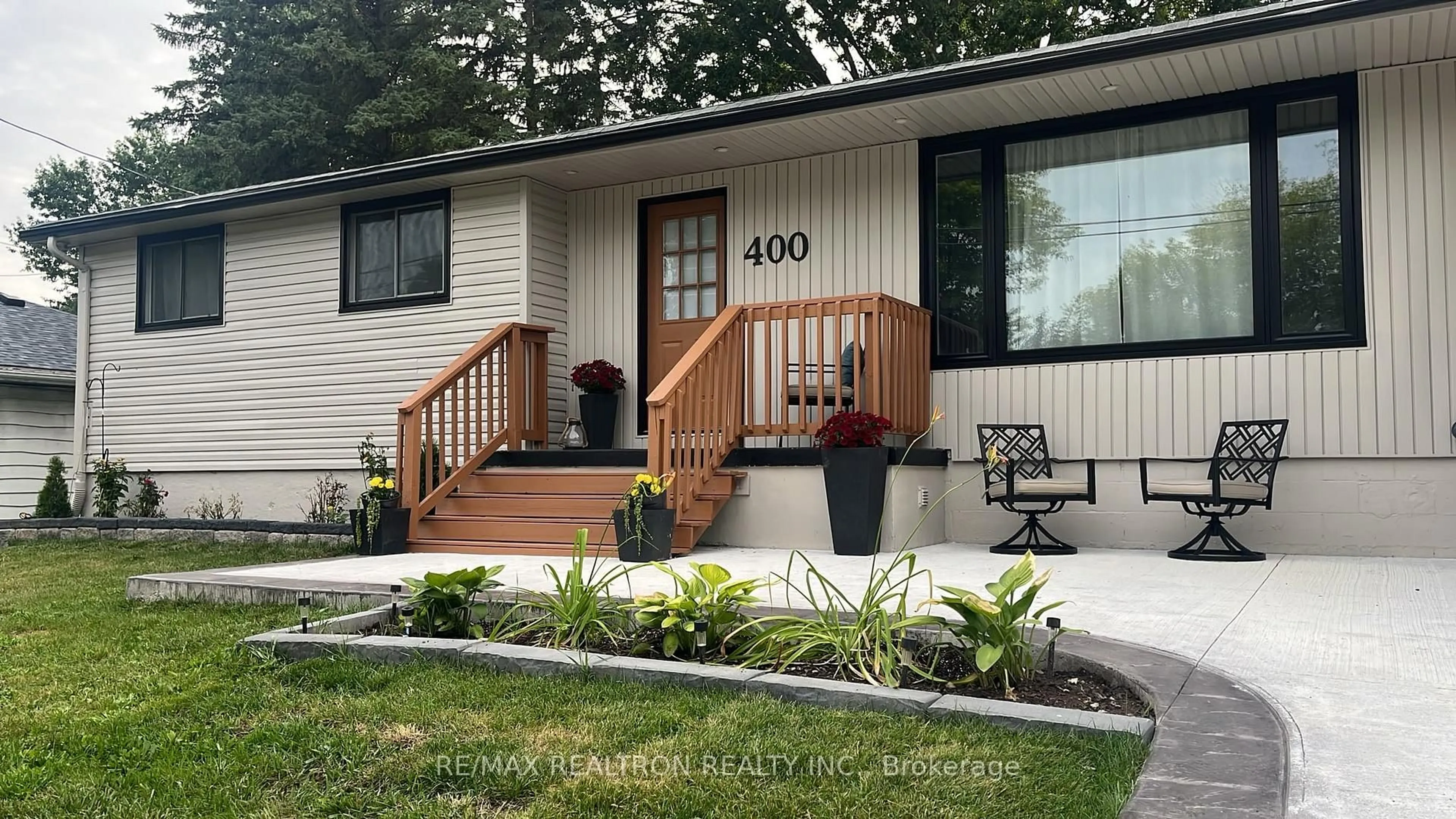 Home with vinyl exterior material, street for 400 Dayfoot St, New Tecumseth Ontario L0G 1A0