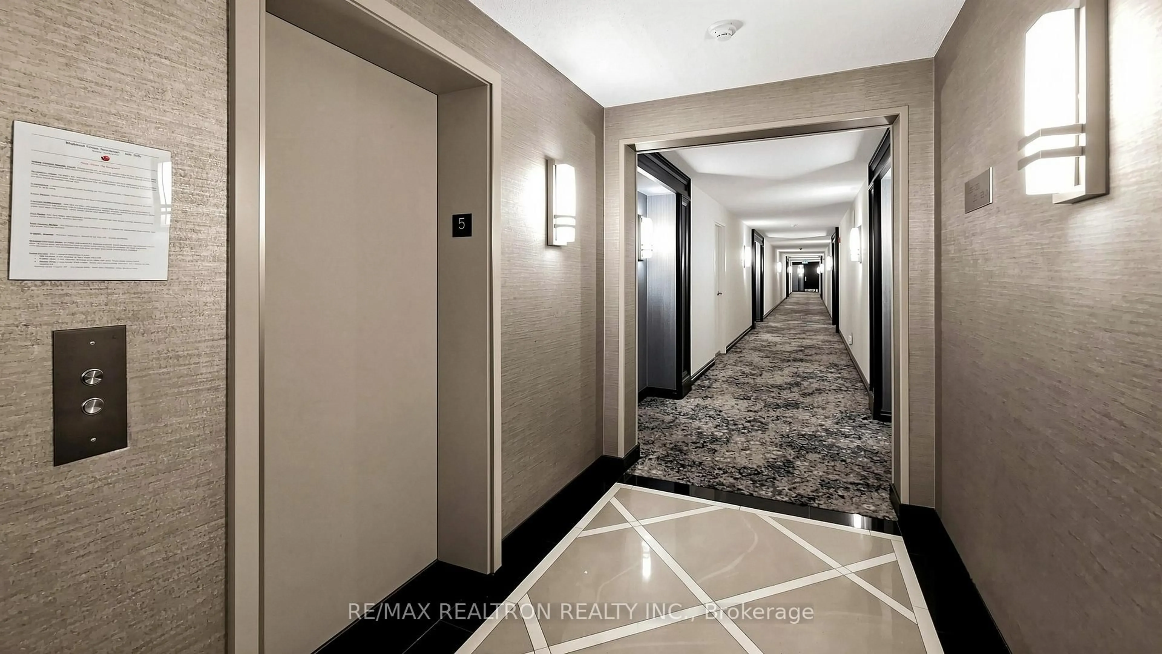 Indoor foyer for 14924 Yonge St #521, Aurora Ontario L4G 1M7