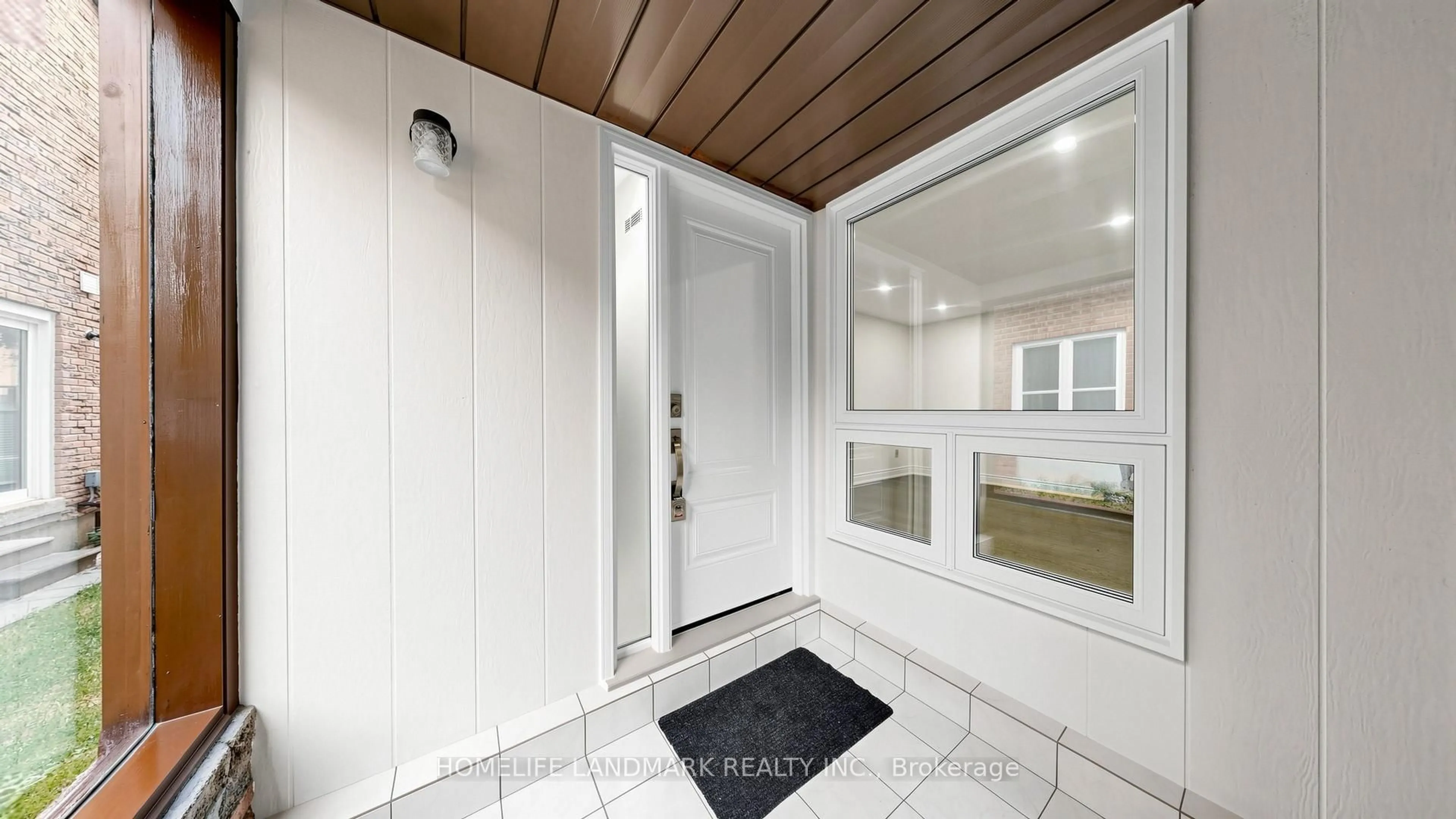 Indoor entryway for 31 Fullerton Cres, Markham Ontario L3R 3G4