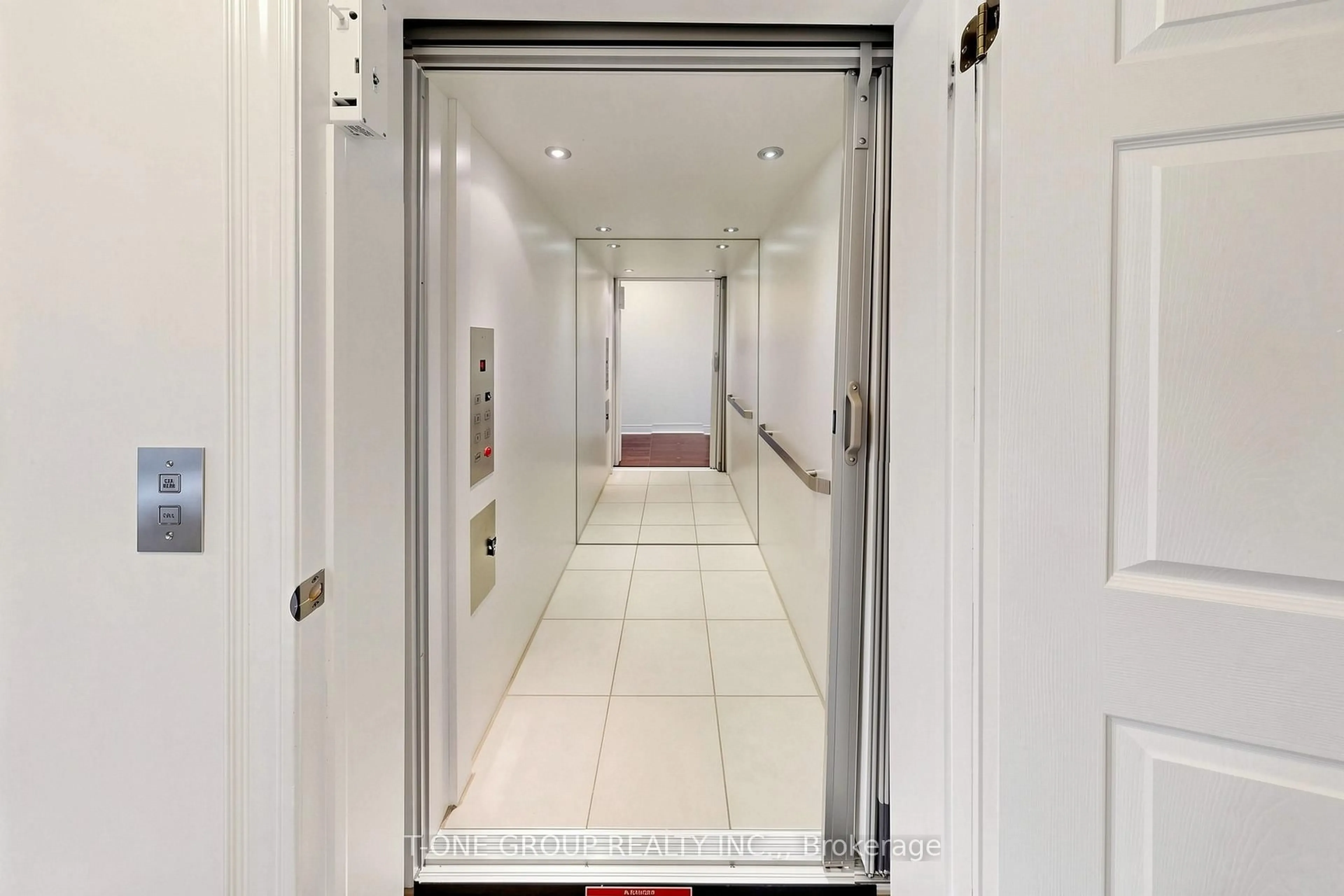 Indoor foyer for 51 Lord Durham Rd, Markham Ontario L6G 0C2