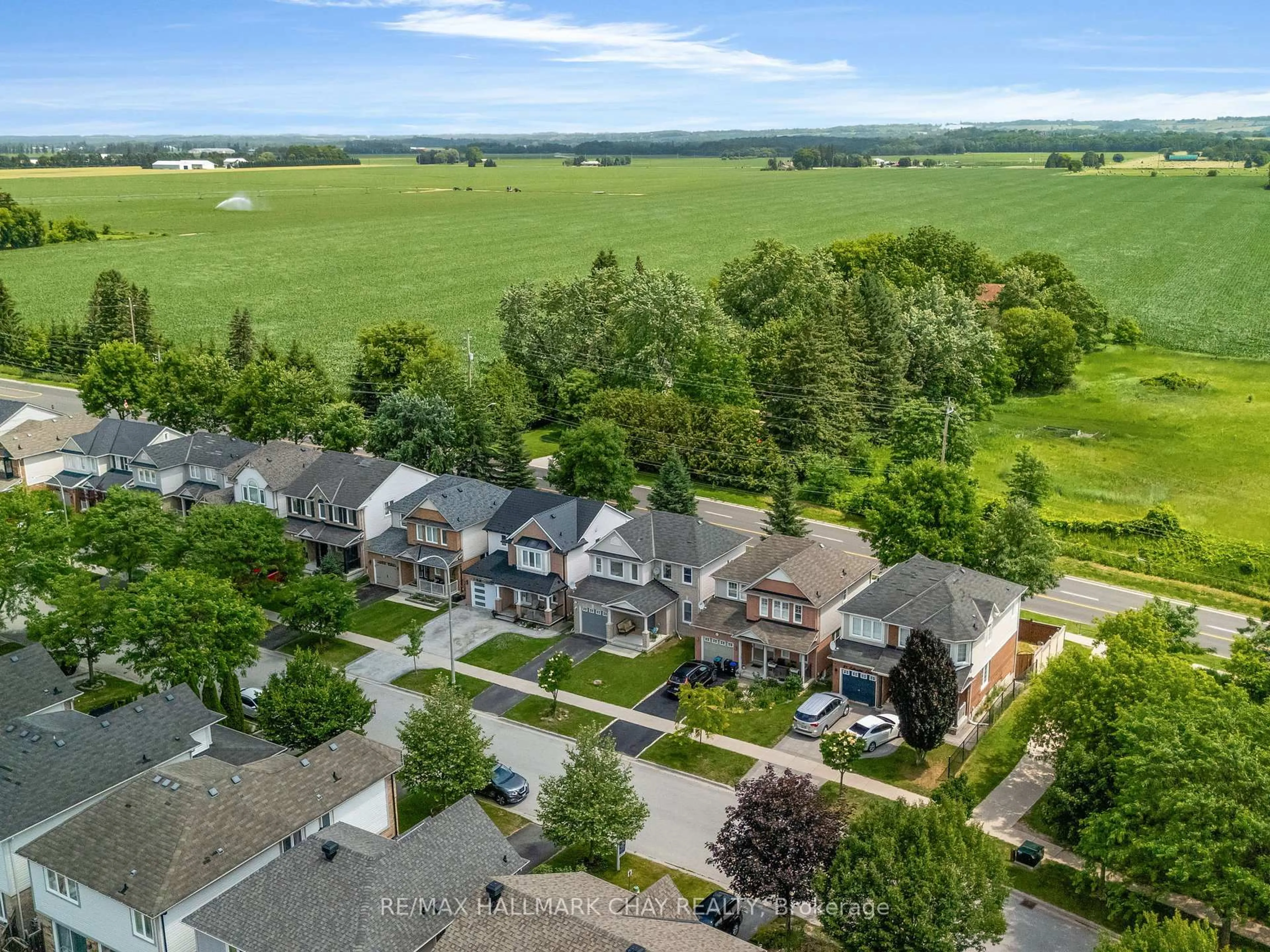 A pic from outside/outdoor area/front of a property/back of a property/a pic from drone, mountain view for 19 Callander Cres, New Tecumseth Ontario L9R 0B4